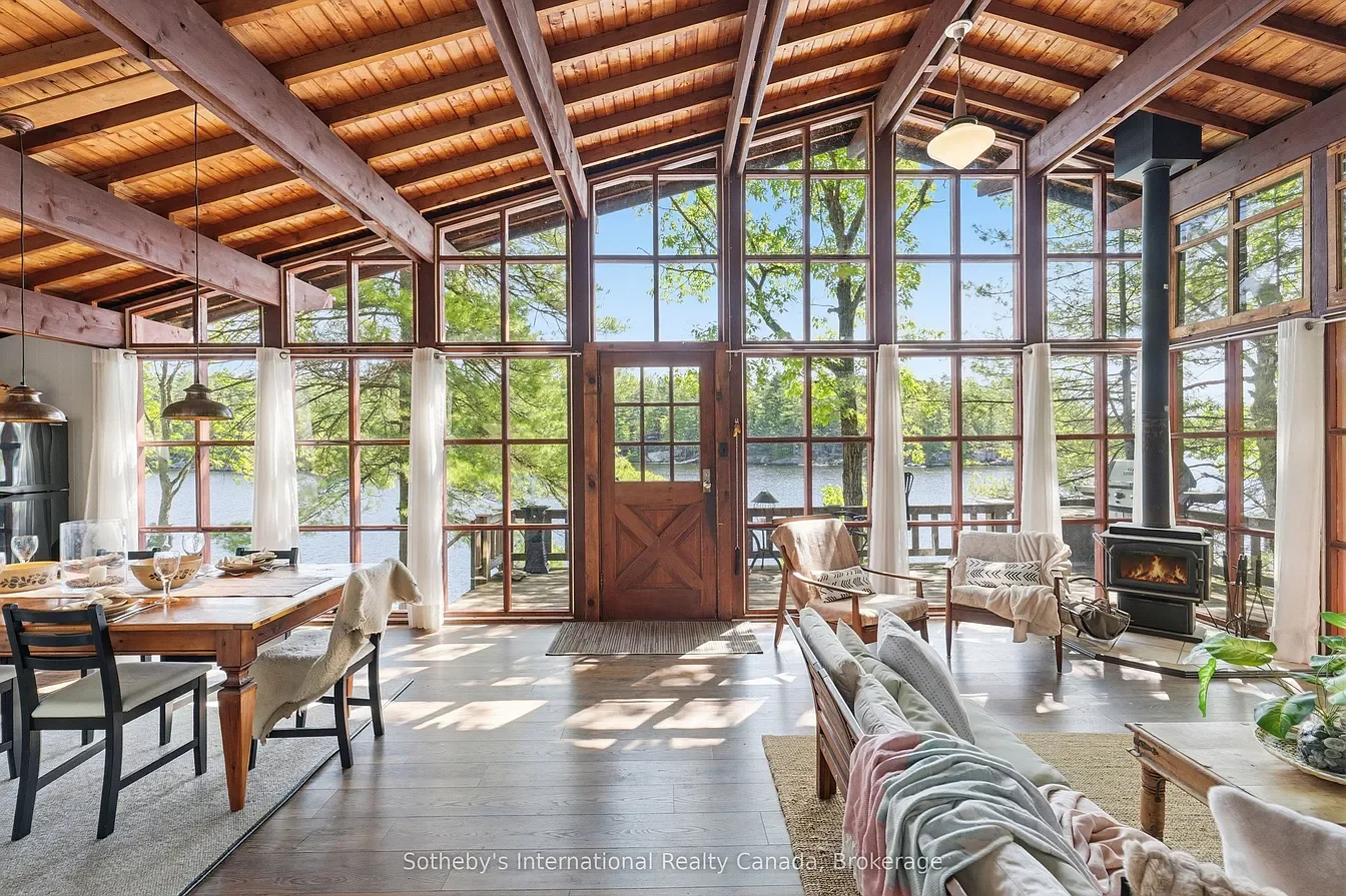 A Lake Home Built in the 1960s - C$849,000
