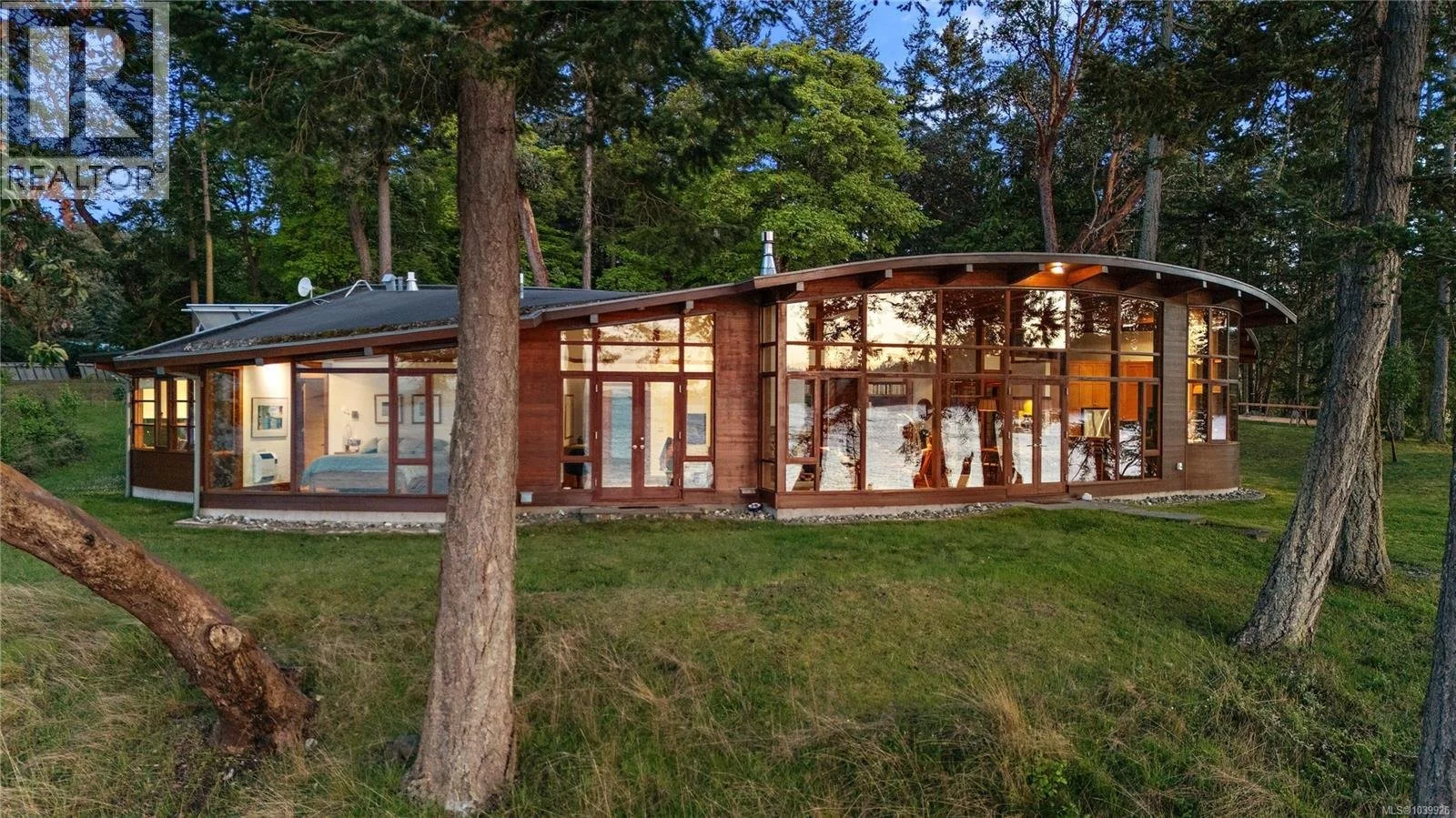 A Blue Sky Architecture Design on Over 2 Acres - C$2,200,000