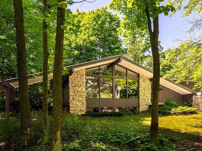 Mid-Century Modern in Duluth, MN - $529,900