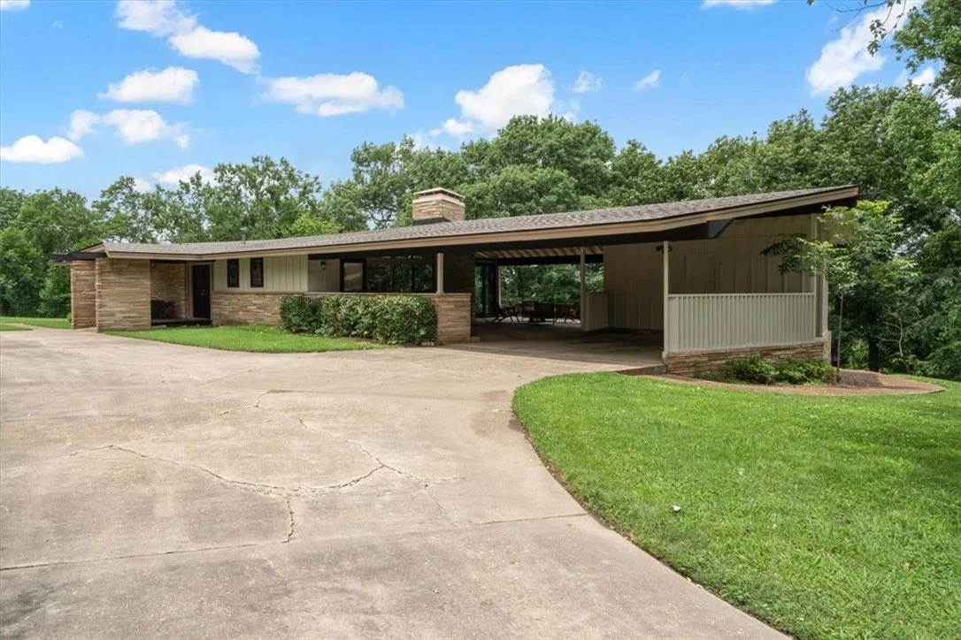 A 1959 Joseph M. Wilkerson Design on 1.8 Acres - $589,000