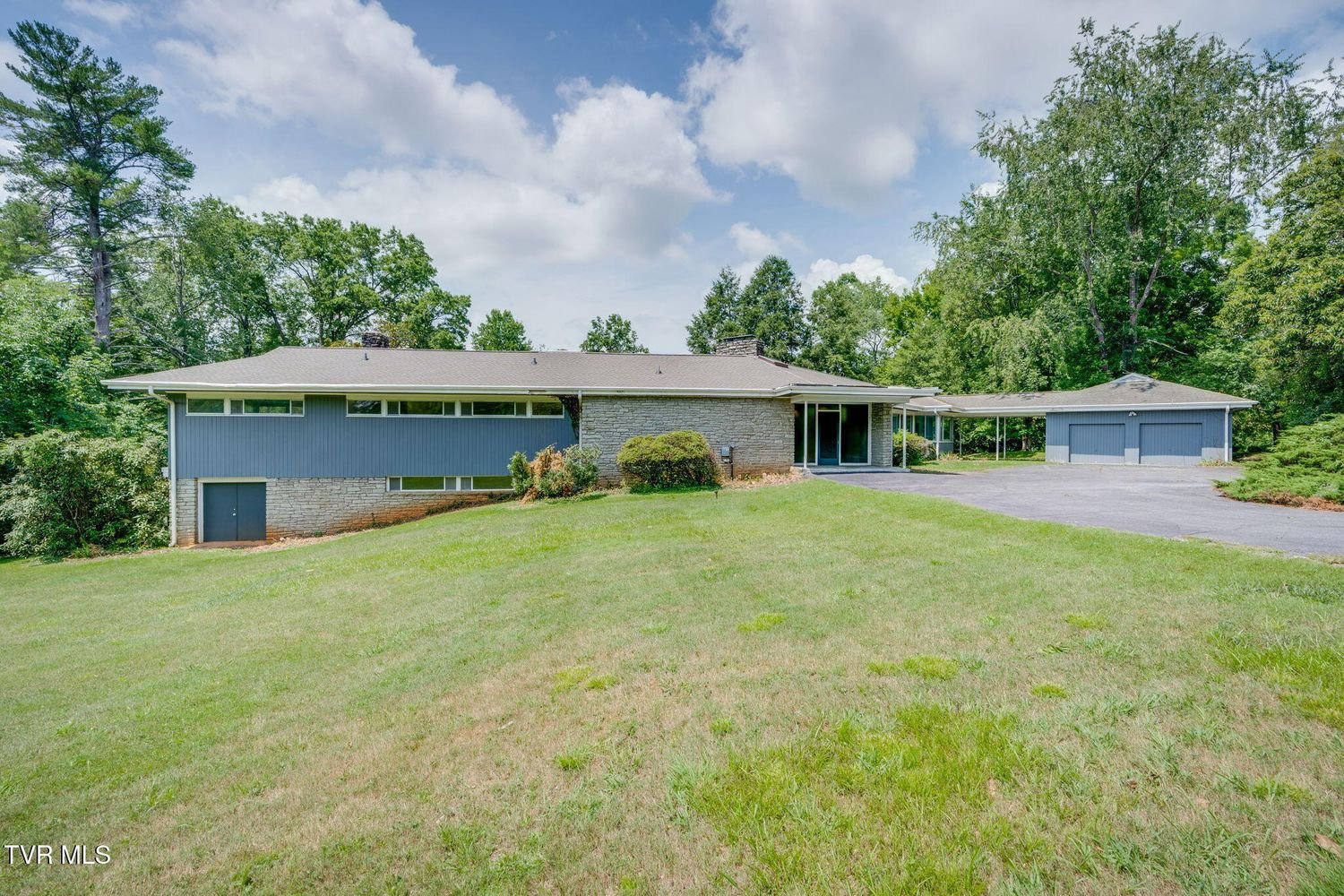 A 1955 Mid-Century Ranch in Bristol, TN - Auction