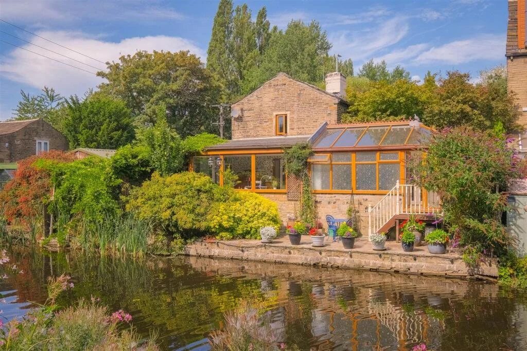 A Canal Home in Elland, England - £350,000