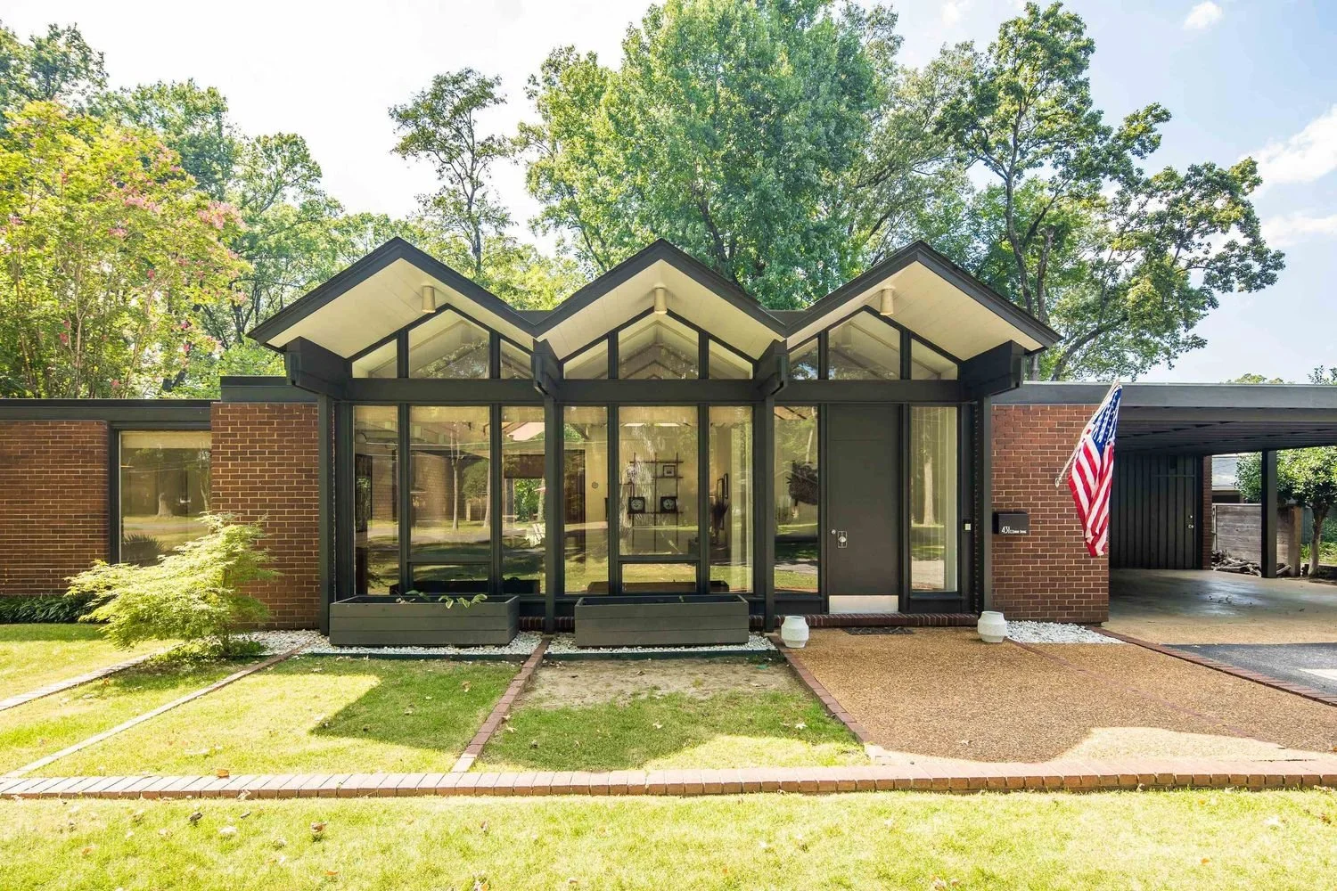 A 1962 Dean E. Hill Design in Memhpis, TN - $695,000