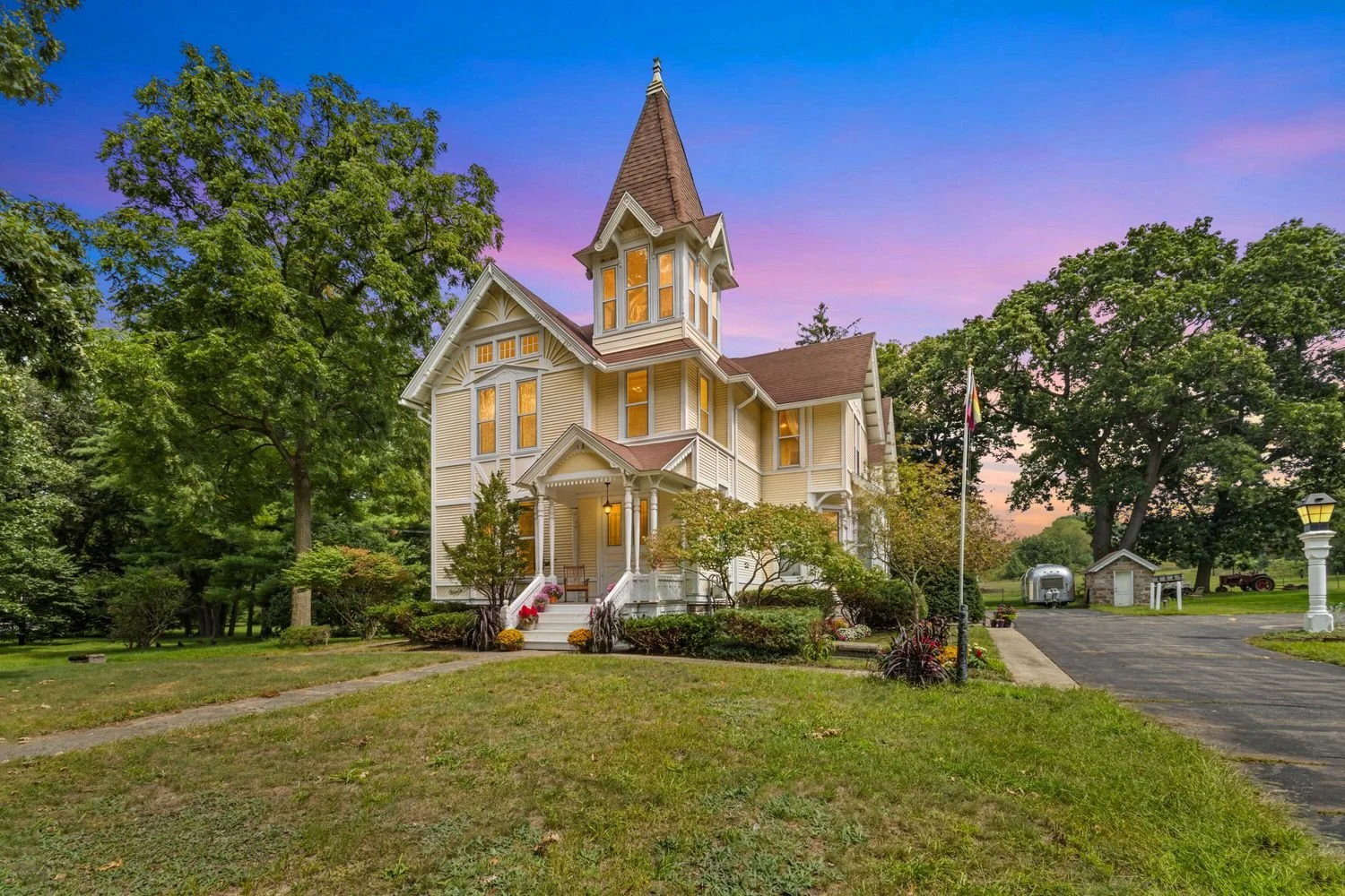1886 Queen Anne by Martin W. Roberts - $525,000