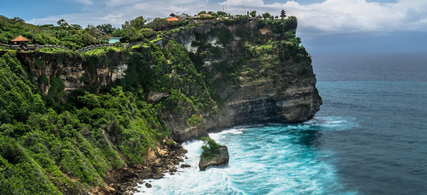 Uluwatu-temple-on-the-rock-cliff-with-stunning-ocean-view-Bali-Hello-Tarvel.jpg