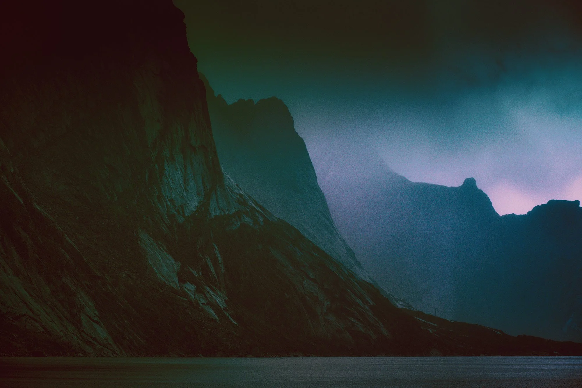 _DSC1674-2_Dark_Fjord_Light_Breaking.jpg