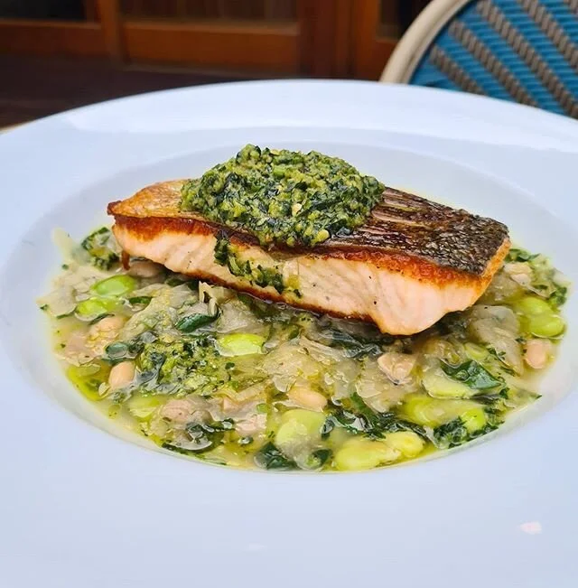 New market fish special 🐟🐟 Pan fried Salmon with a lemon winter broth, fennel, leek, broadbeans and spinach finished with a spicy Zhoug sauce. 
#meetmeontherooftop #newtown #eatdrinkplay #salmon