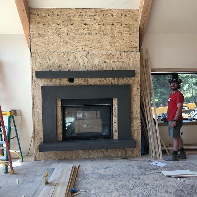 @freestoneconcreteworks would like to highlight @brianiltis for his superb work installing this massive #hearth, #mantel, and #fireboxsurround  We&rsquo;re looking forward to the finished product!

#customconcrete #handmade #flatheadlake #decoratived