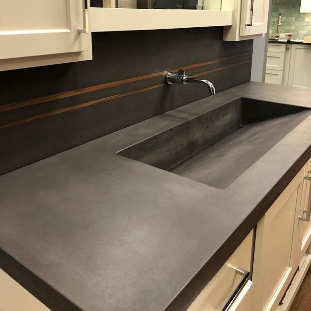 @freestoneconcreteworks has had the pleasure of joining @boyce.lumber showroom! Come check out our 38&rdquo; ramp sink with custom stainless strainer! We fabricated the backsplash with using black walnut pin stripes.
Special thanks to @logan_raye_sta
