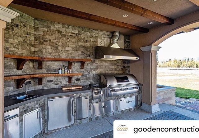 A couple photos of an outdoor kitchen and some of the 150 walls caps we built with @goodenconstruction . 
#outdoorkitchen #concretecountertops #customconcrete #hardscapedesign #hardscaping #buddyrhodesconcrete #makersgonnamake #makersmovement #freest