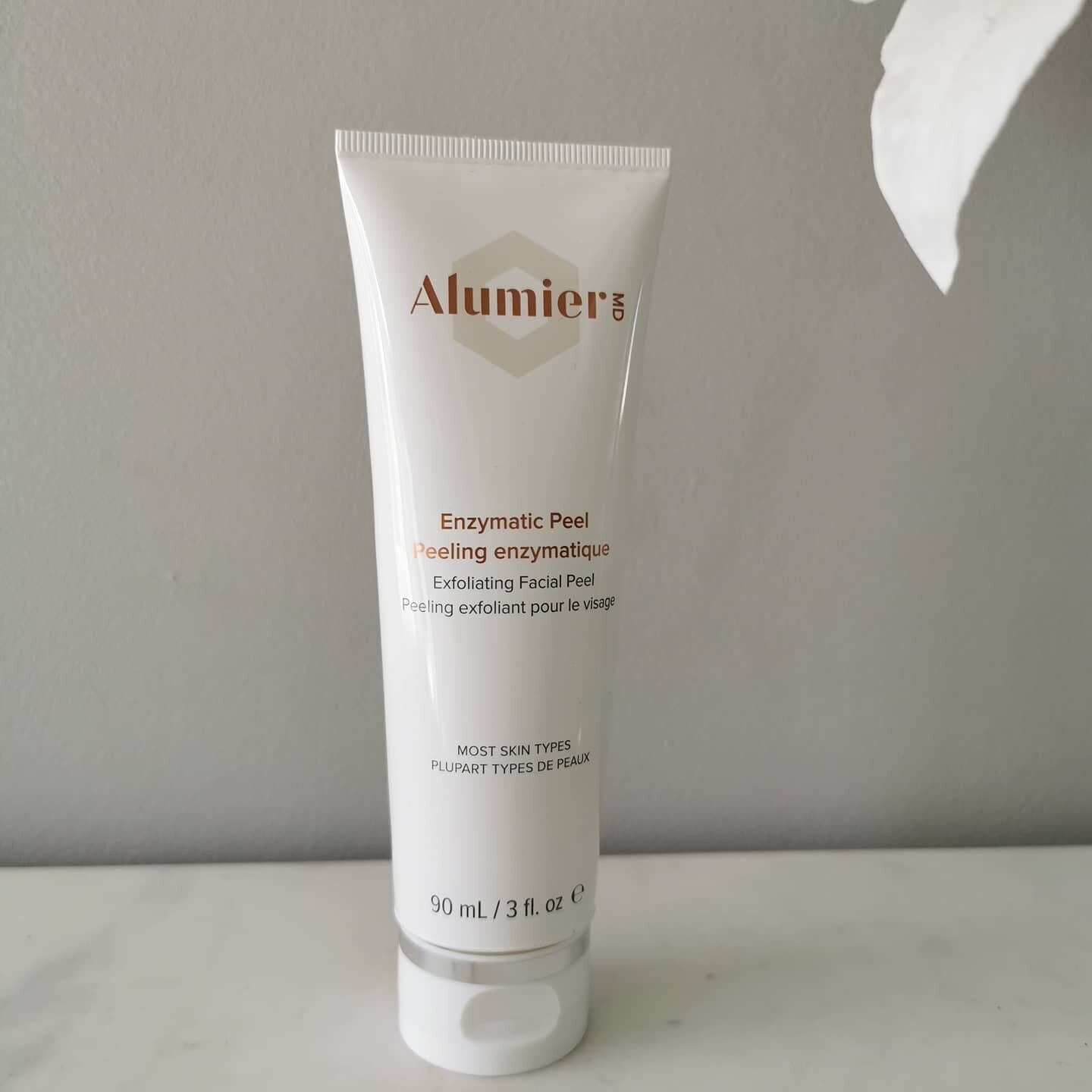 Alumier MD's Enzymatic Peel has 6 major skin benefits in one bottle, maximum results for minimum effort in the comfort of your own home!

✔️Reduces the appearance of fine lines. 
✔️Smoothes blemishes. 
✔️Minimises the appearance of uneven skin tone &