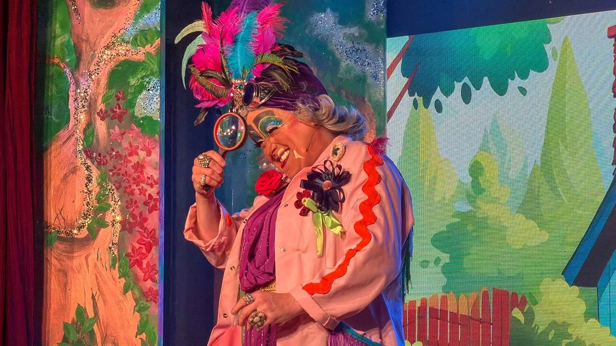 GROWLED - ROYAL VAUXHALL TAVERN - SET DESIGNER - SCENIC PAINTER -JESSIE HUCKIN