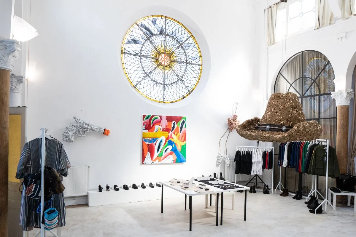 Artwork: Left to right- Six Shooter by Exploredinary, This Will Rock You by Matthew Brinston, Texas Bolo by Exploredinary, Everything’s Bigger in Texas by Exploredinary | Clothing: NOMA t.d. & Sneum | Shoes: Kids Love Gaite & Sneum | Jewelry: Betty Bogaers 作品:左から Six Shooter by Exploredinary, This Will Rock You by Matthew Brinston, Texas Bolo by Exploredinary, Everything’s Bigger in Texas by Exploredinary | Clothing: NOMA t.d. & Sneum | Shoes: Kids Love Gaite & Sneum | Jewelry: Betty Bogaers