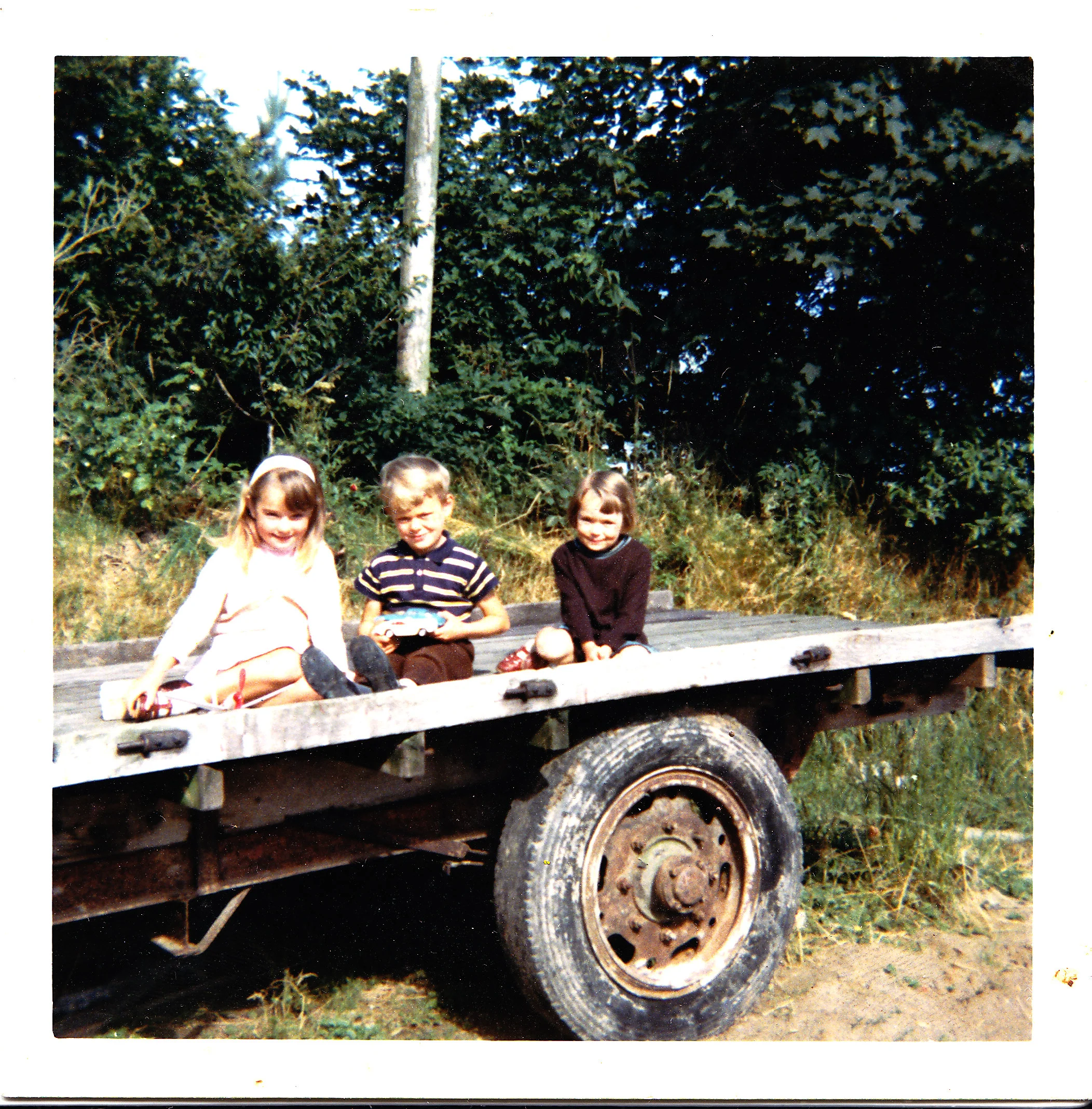 Chwarae ar y 'trailer'. Dim son am i-phones na chyfrifiaduron - playing on the trailer. Before the days of i-phones and computers.