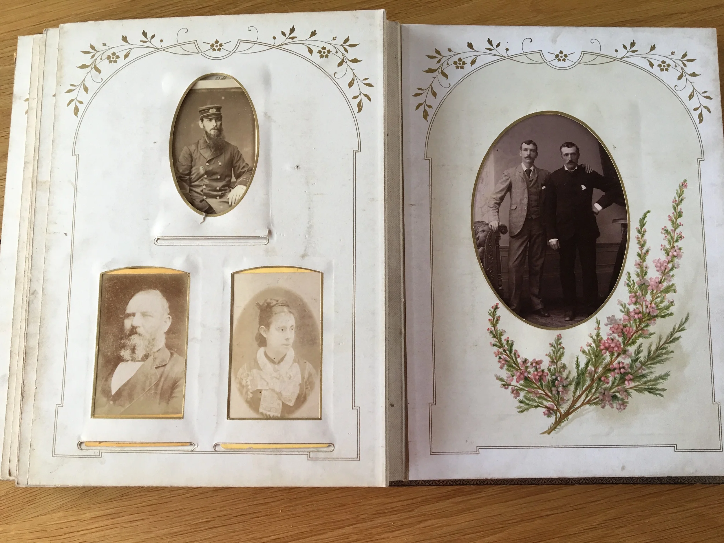 Tudalennau addurniedig yr albwm. The decorated pages of the album.