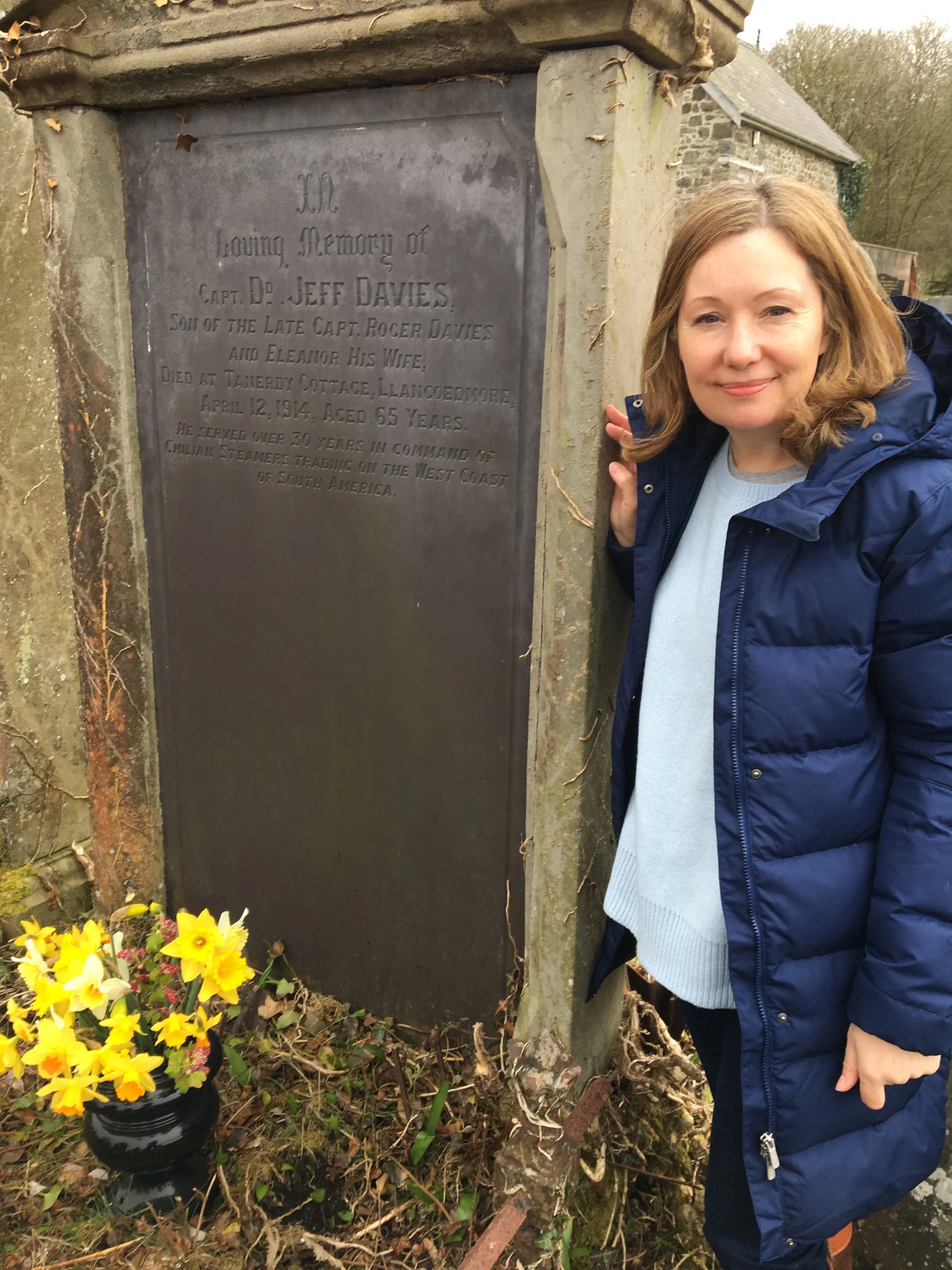 Gyda bedd David Jefferson Davies ym mynwent Capel Blaenwaun, Llandudoch, ger Aberteifi (neu Llandoch fel ydyn ni'n dweud yn Aberteifi!) With the gravestone of David Jefferson Davies at the graveyard in Blaenwaun Chapel, St Dogmaels, near Cardigan. St Dogmaels is referred to in Welsh as Llandudoch (on paper) but the locals always refer to it in Welsh as Llandoch.