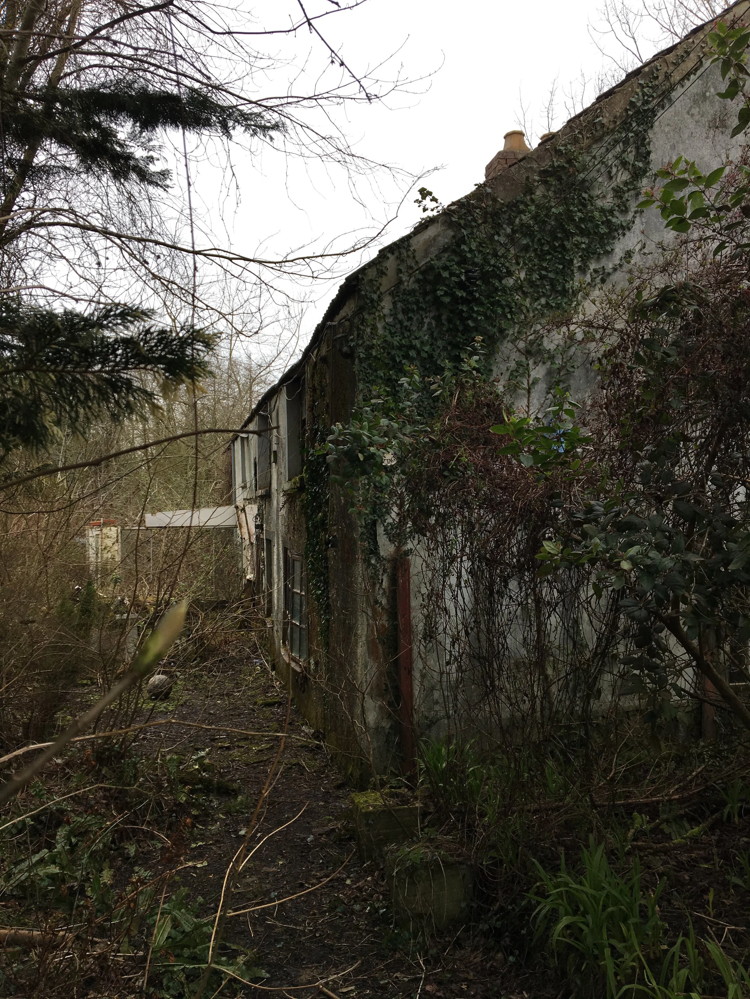 Roedd pobl yn byw yn Tanerdy tan yn gymharol ddiweddar, ond erbyn hyn mae'n adfeilio'n gyflym. Tasen i'n ennill y loteri, bydden i'n ei brynu a'i agor fel amgueddfa hanes morwrol Ceredigion. Gall bawb freuddwydio! People lived in Tanerdy until relatively recently, but by now it is quickly falling into disrepair. If I won the lottery, I would buy it and open it as a museum for the seafaring history of Ceredigion. Everyone can dream!