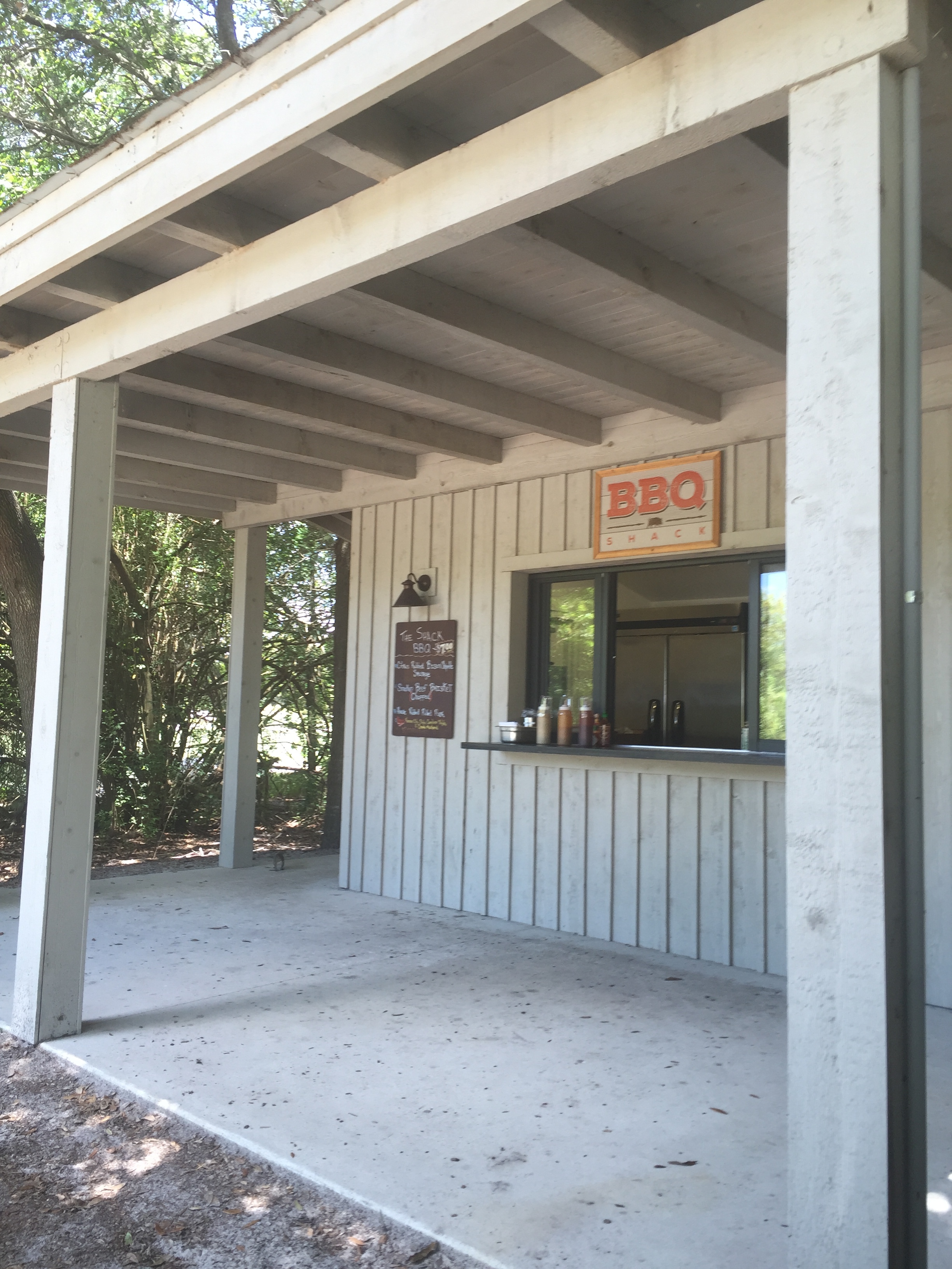 There is a barbecue shack at the halfway mark of Red and a taco stand in the middle of Blue. More courses should consider this. It was the best food I ate on the property.