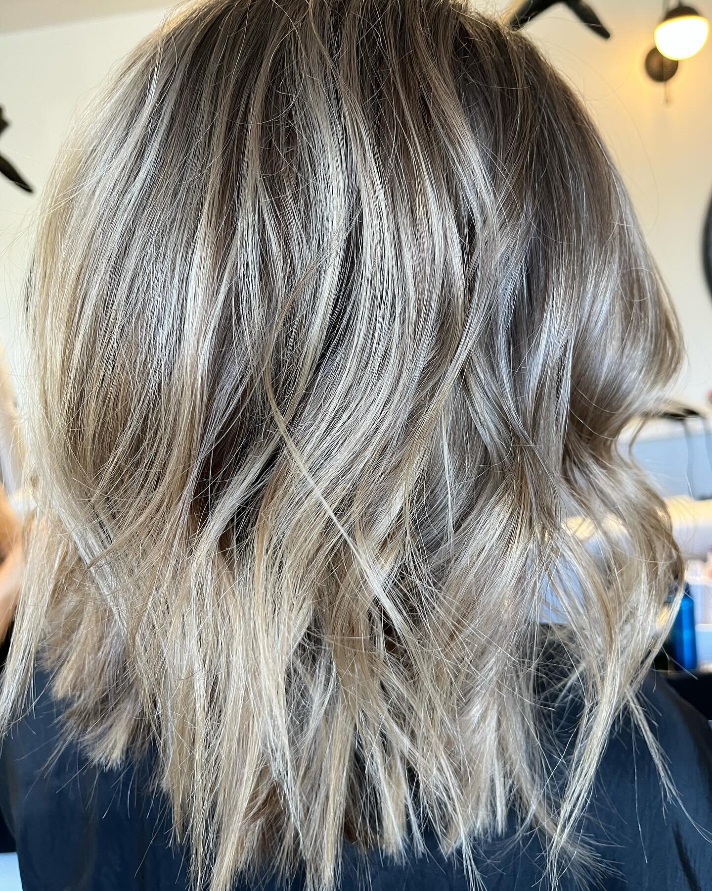 Styled with #paulmitchell #neurosmooth and express gold curl 1&rdquo; for that movement and texture 💫
We love showing our guests how to recreate their look at home 🫶🏻