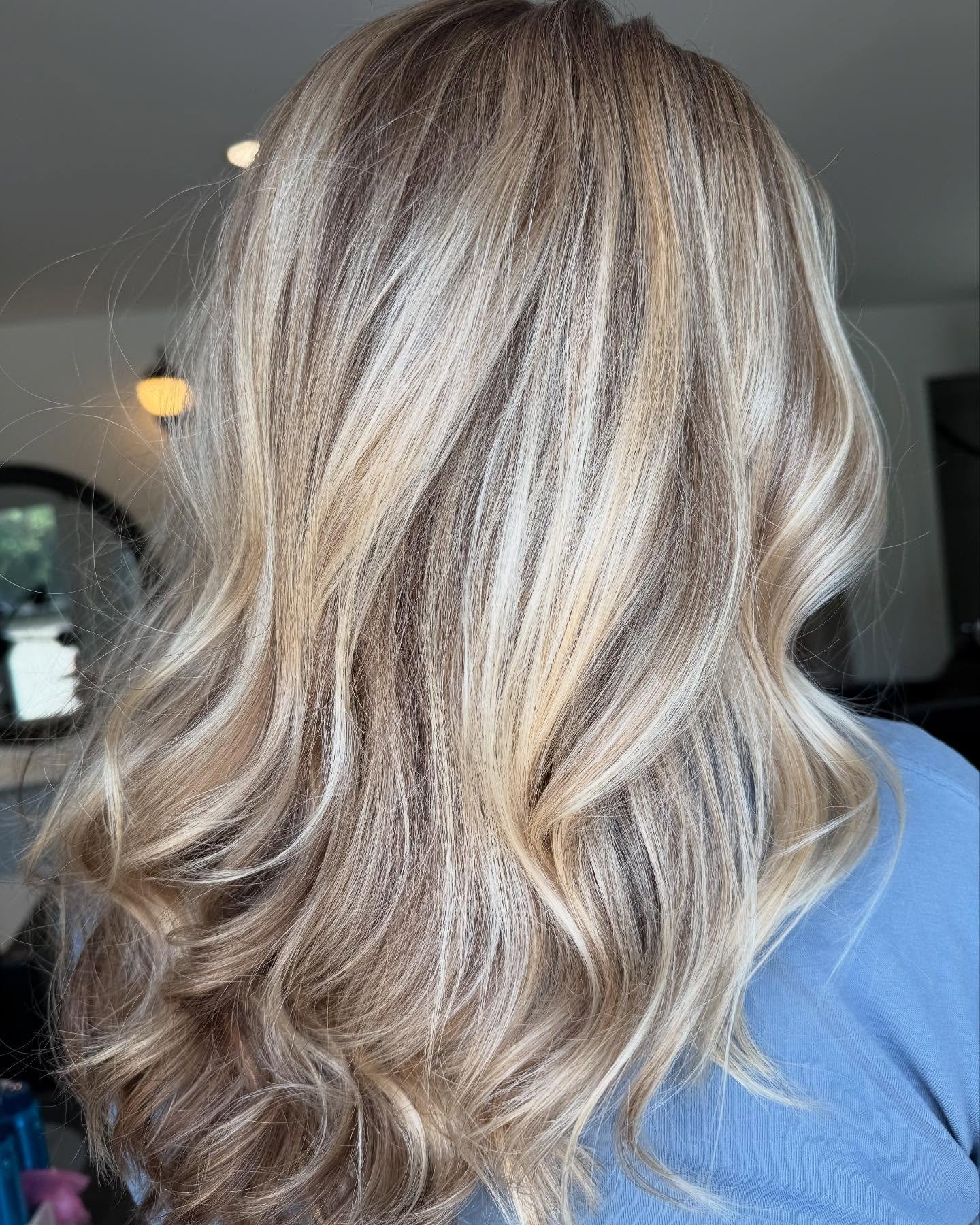 She wanted longer layers, so we cut first then added blonde where needed. Finished with a gloss to add shine, hydration, and a little love ✌🏻🤍✂️