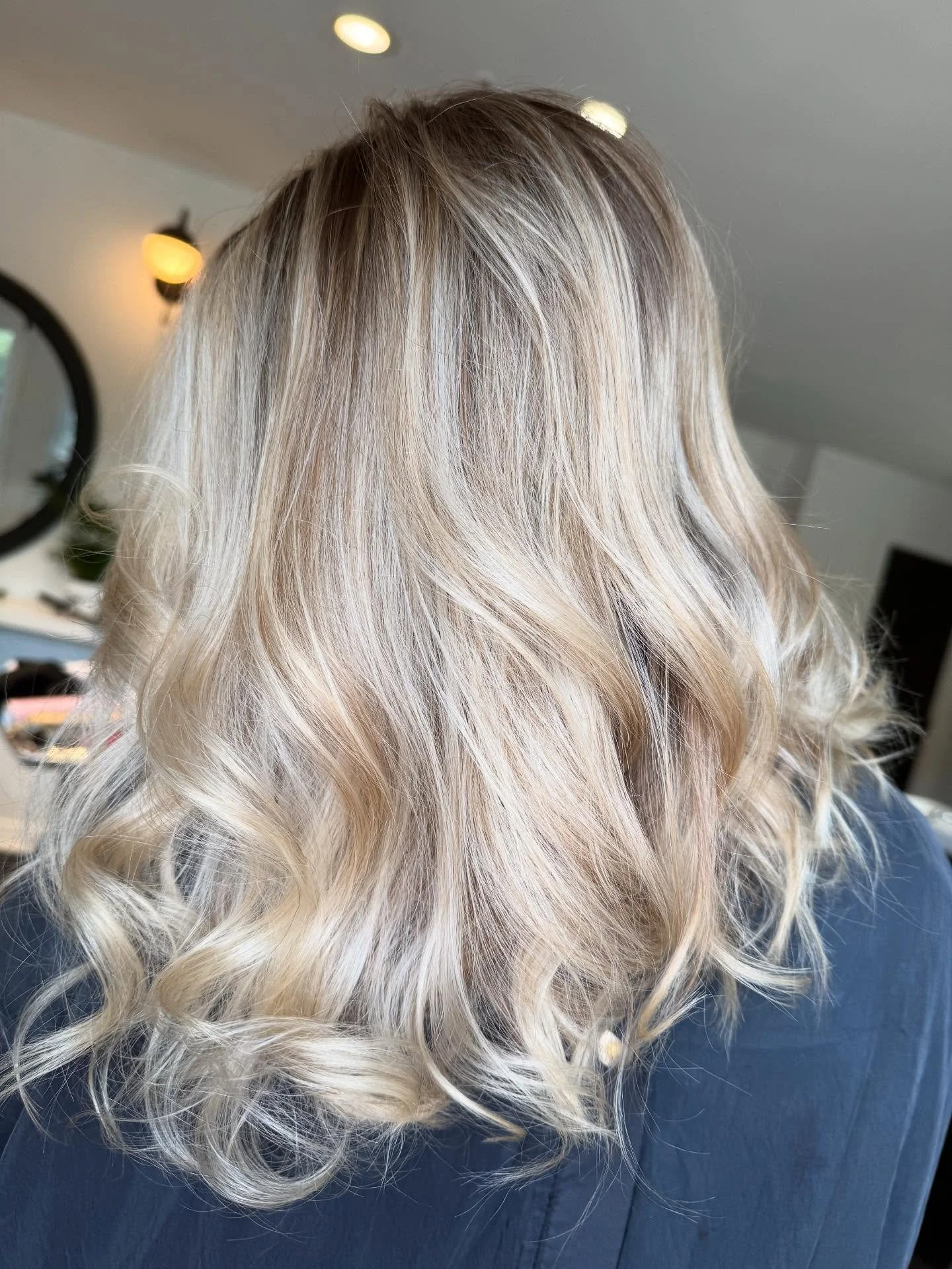 Prepped hair with a charcoal cleanse, refreshed highlights, added a root smudge, and glossed the mids/ends… the key to keeping your color fresh is to wash less and use salon recommended products ✨🤍✨