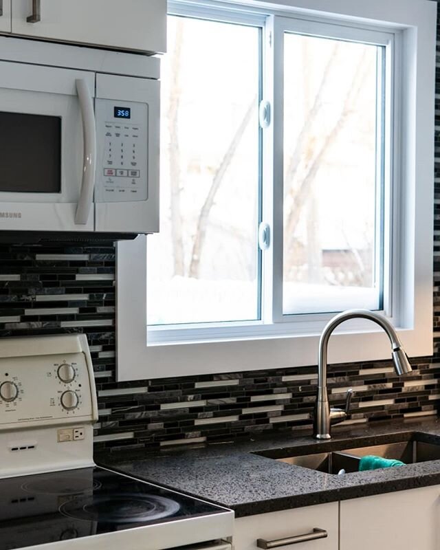 Just putting the last finishing touches on this full kitchen reno! We designed this kitchen with optimal functionality in mind as the client had been lacking that previously.
.
We maximized the storage space by bringing the cabinets to the ceiling, e