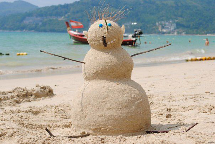 this_year_snowman_is_made_of_sand_1.jpg