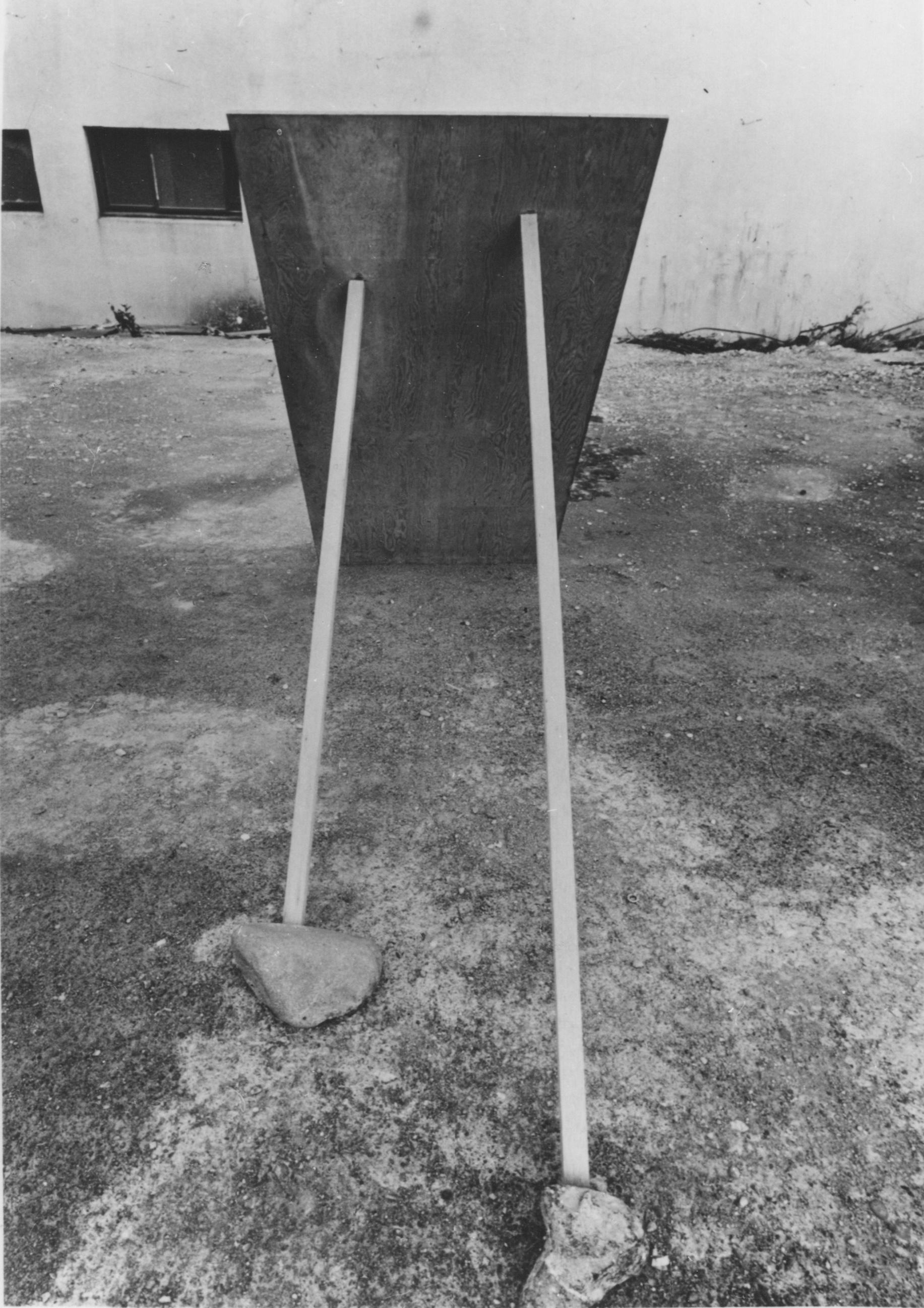 Diagonal Phase , 1969 斜位相 ( Shaisō ) Wood, stones Dimensions variable Installation view at Fujimicho Atelier, Yokohama, 1969 Photo: Kishio Suga