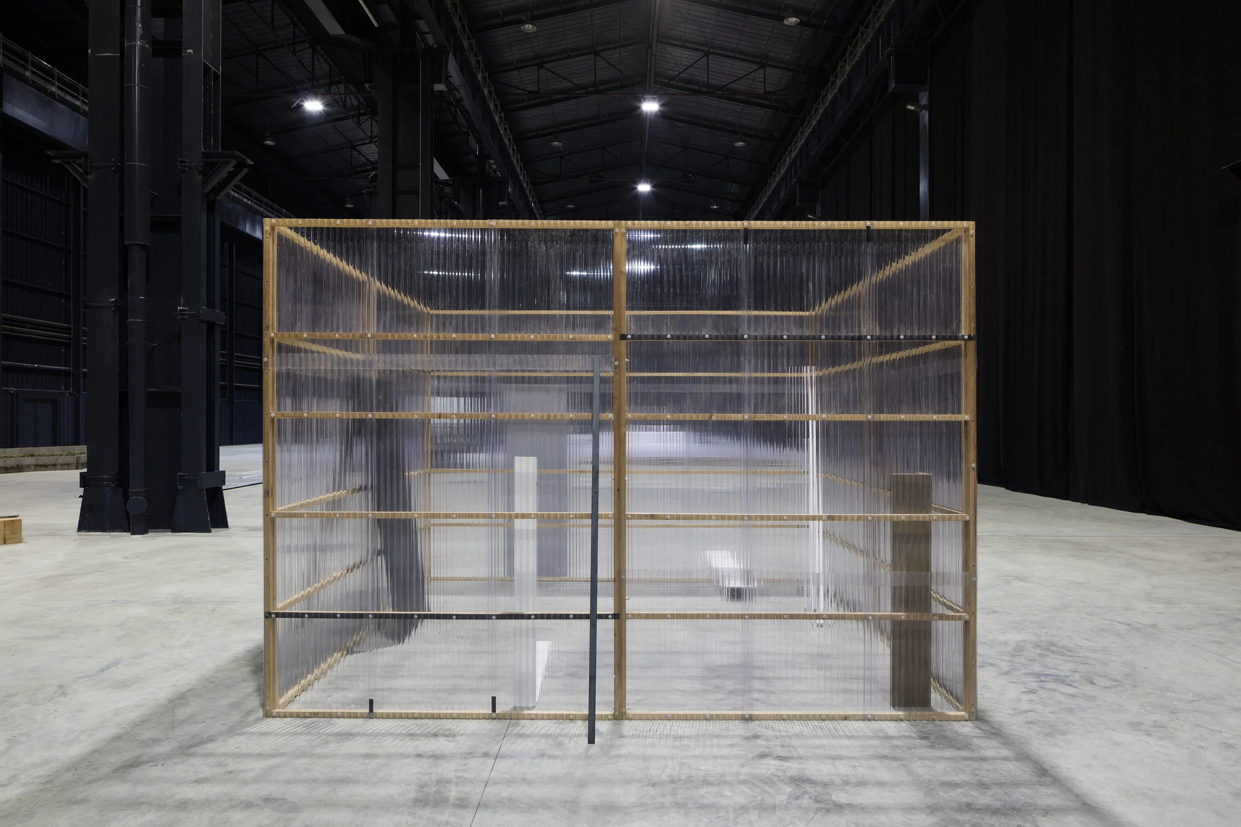 Concealed and Enclosed Surroundings , 1997 包囲周閉 ( Hōi Shūhei ) Wood, paint, metal bars, corrugated metal, corrugated plastic 250 x 340 x 340 centimeters Installation view, Kishio Suga: Situations , Pirelli HangarBicocca, Milan, 2016 Photo: Agostino Osio; Courtesy Pirelli HangarBicocca, Milan