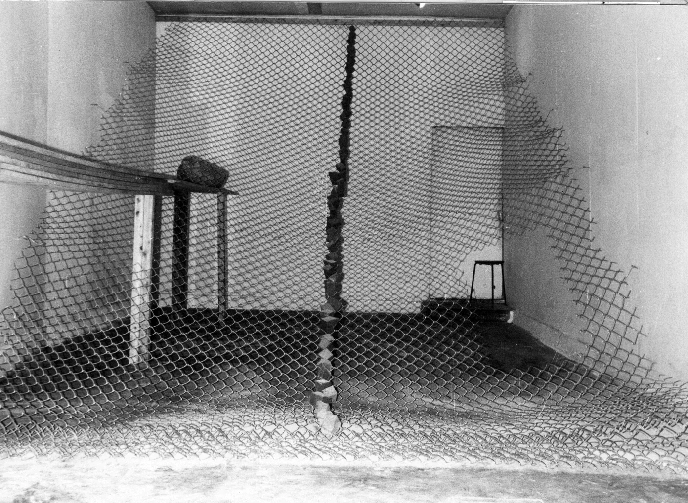 Condition of Critical Boundary , 1972 臨界状況 ( Rinkai Jōkyō ) Wire mesh, brick, wood, stone Dimensions variable Installation view at Tamura Gallery, Tokyo, 1972 Photo: Kishio Suga