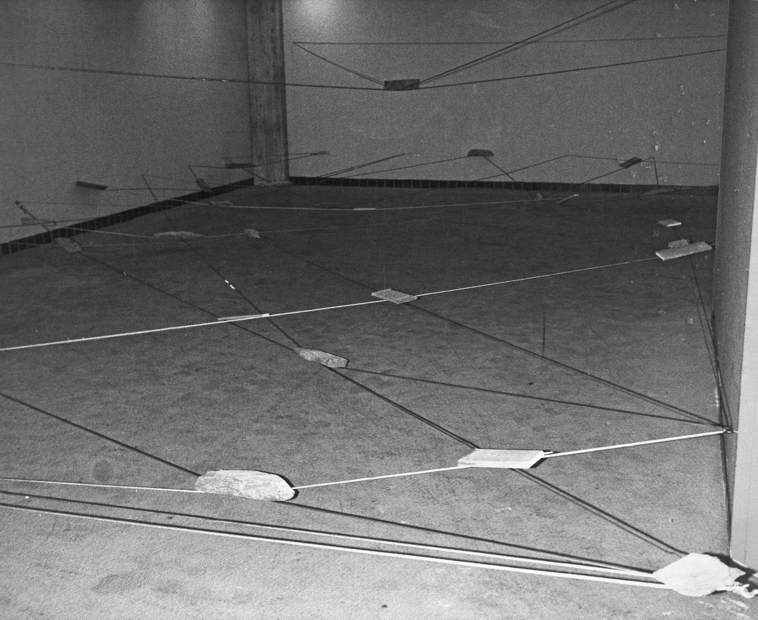 Left-Behind Situation , 1972 捨置状況 ( Shachi Jōkyō ) Wood, stone, wire rope 1400 x 780 x 300 cm Installation view at Kinokuniya Gallery, Tokyo, 1972 Photo: Kishio Suga