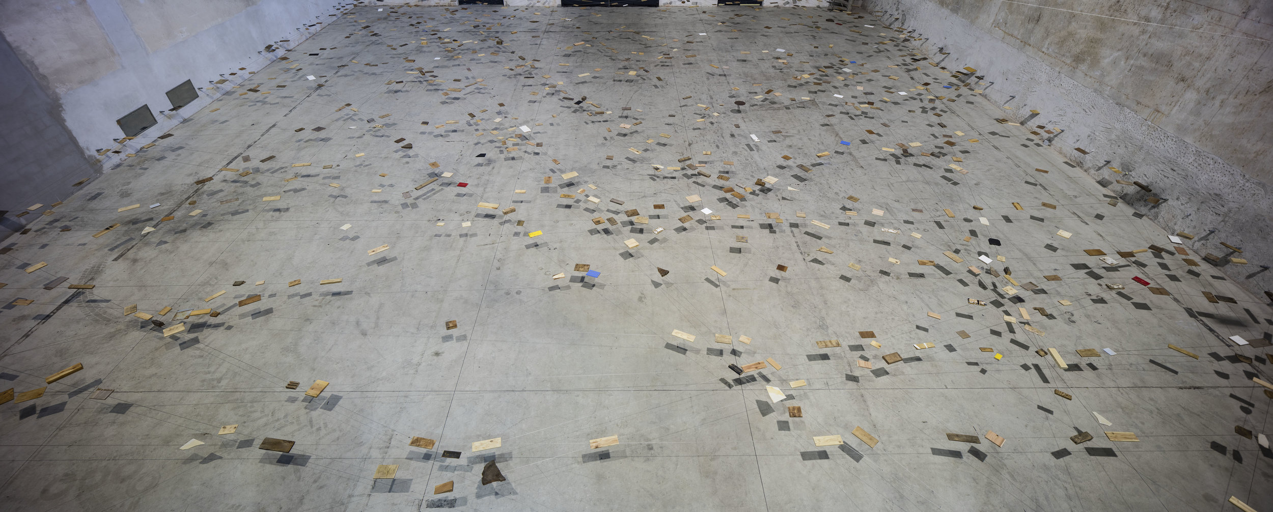 Left-Behind Situation , 1972/2016 捨置状況 ( Shachi Jōkyō ) Wood, stone, wire rope 500 x 2400 x 2200 cm Installation view, Kishio Suga: Situations , Pirelli HangarBicocca, Milan, 2016 Photo: Agostino Osio; Courtesy Pirelli HangarBicocca, Milan