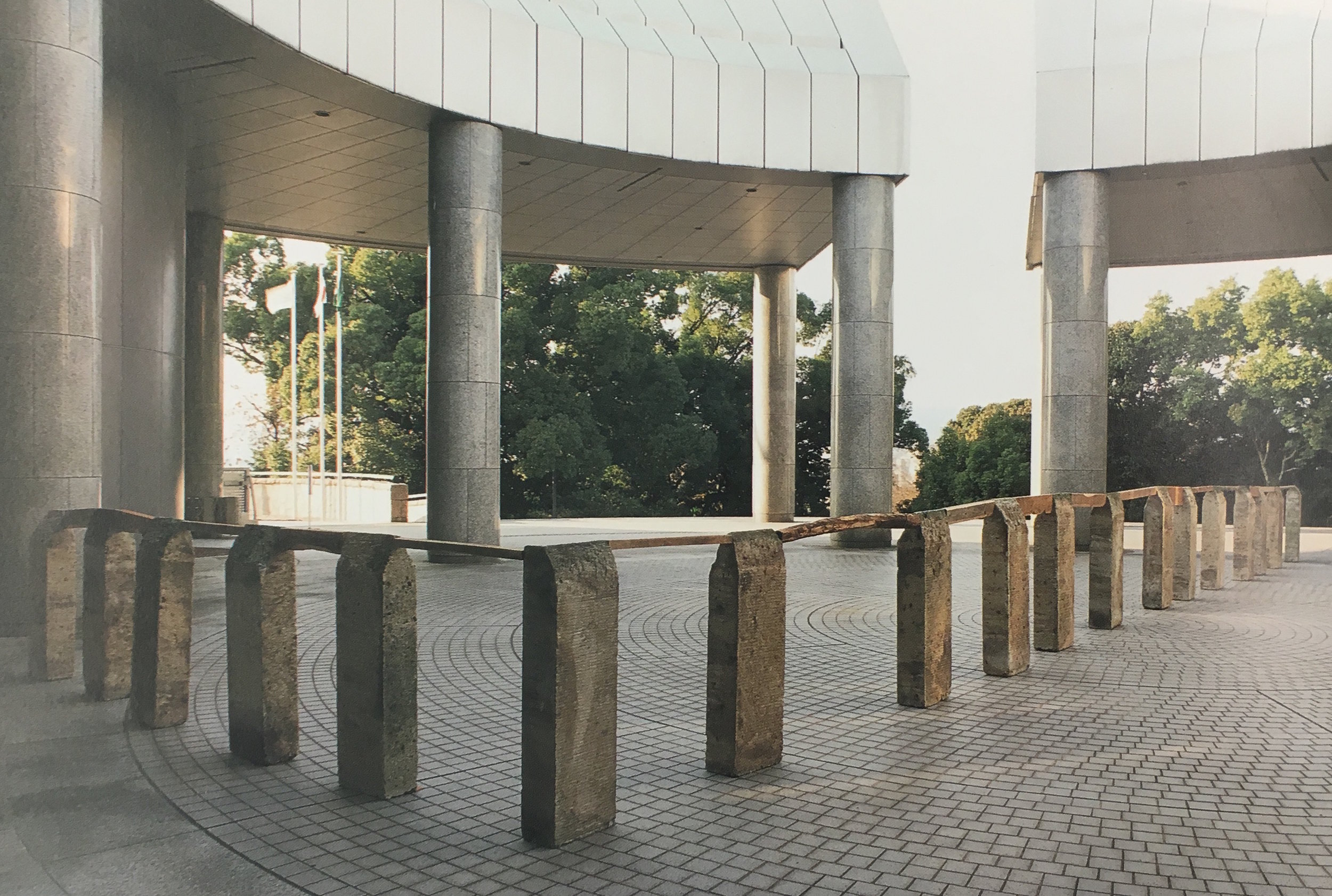 Perimeter , 1985/1989 縁帯 ( Entai ) Oya stone, wood Dimensions variable Installation view, Kishio Suga , Hiroshima City Museum of Contemporary Art, 1997 Courtesy Hiroshima City Museum of Contemporary Art