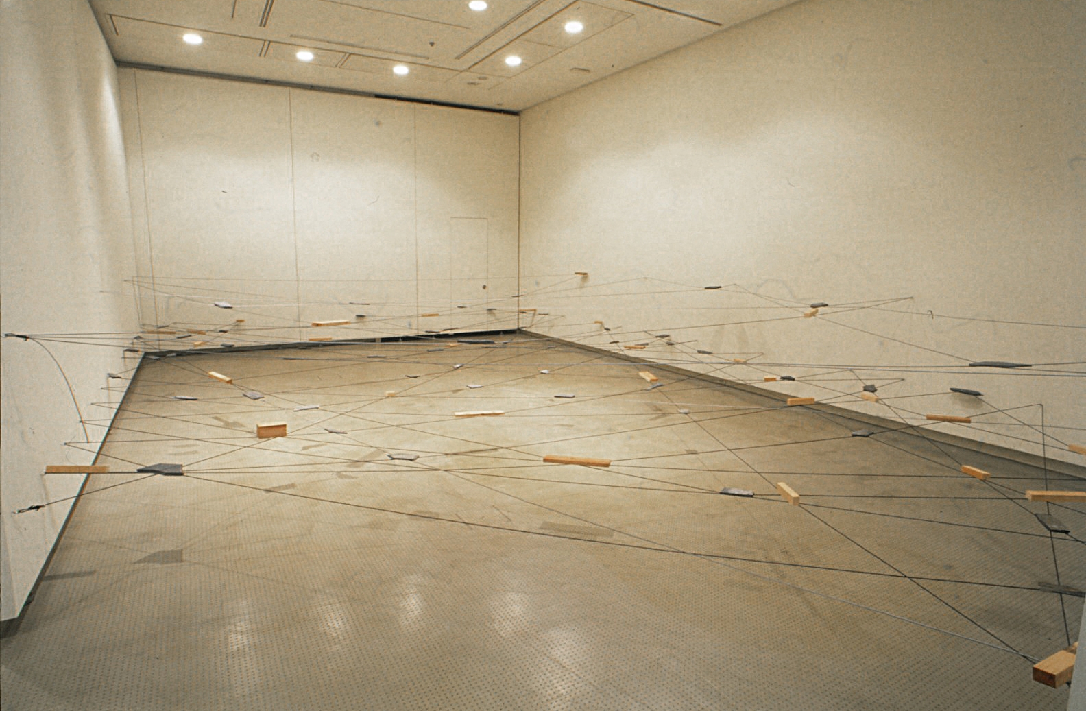 Left-Behind Situation , 1972/1997 捨置状況 ( Shachi Jōkyō ) Wood, stone, wire rope Dimensions variable Installation view, Kishio Suga , Hiroshima City Museum of Contemporary Art, 1997 Photo: Tsuyoshi Satoh