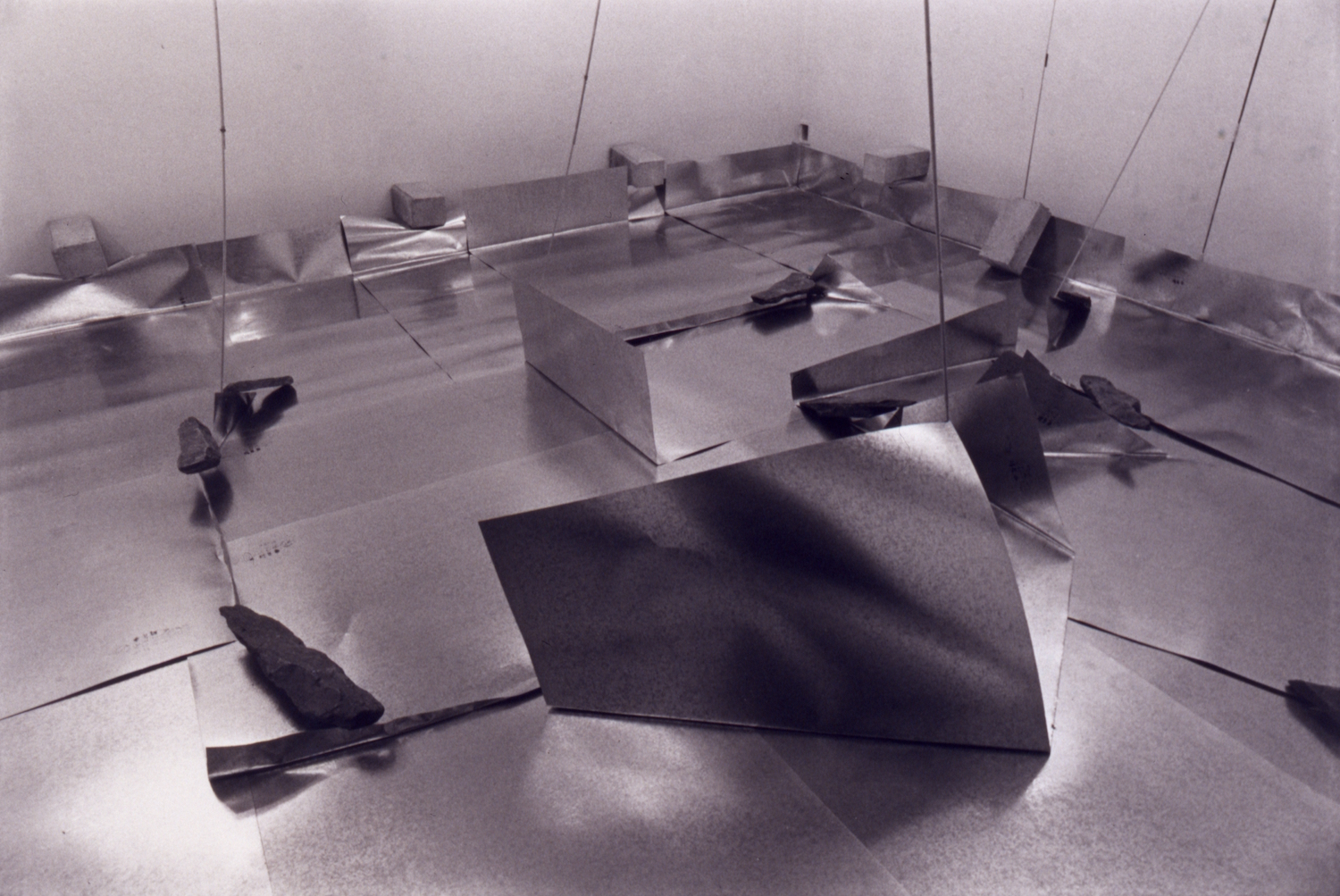 Separating Dependence , 1973 依存差 ( Izonsa ) Zinc plates, steel bars, concrete blocks, stones 620 x 580 x 300 cm Installation view at Satou Gallery, Tokyo, 1973 Photo: Shigeo Anzai