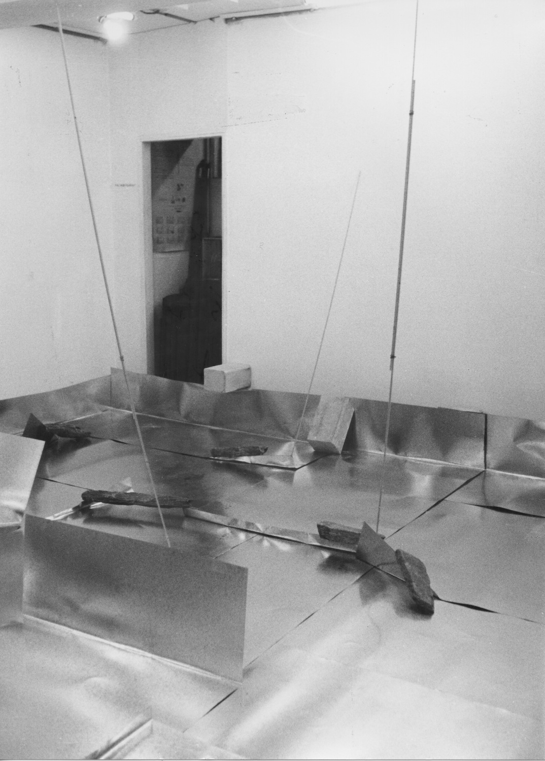 Separating Dependence , 1973 依存差 ( Izonsa ) Zinc plates, steel bars, concrete blocks, stones 620 x 580 x 300 cm Installation view at Satou Gallery, Tokyo, 1973 Photo: Shigeo Anzai