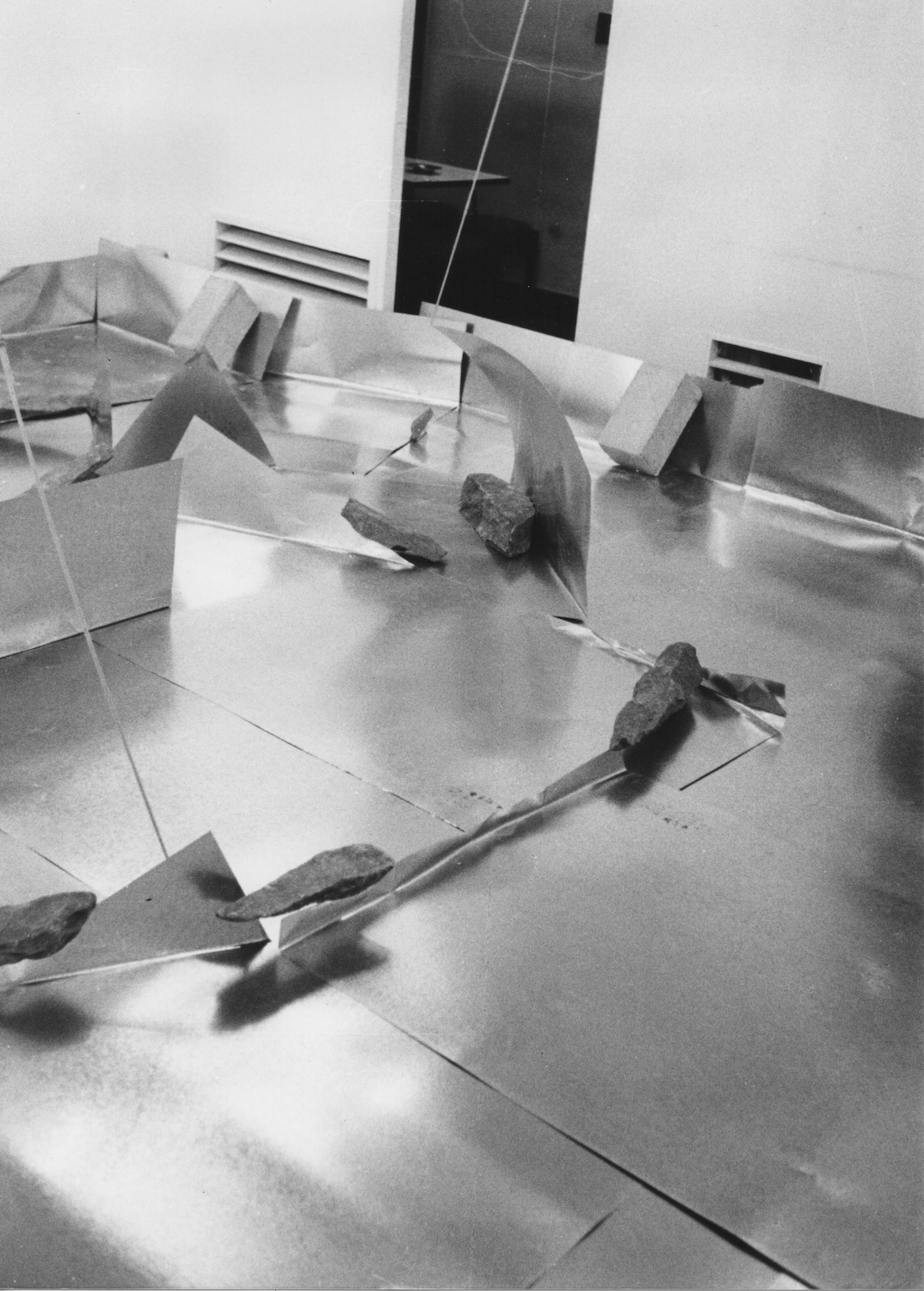 Separating Dependence , 1973 依存差 ( Izonsa ) Zinc plates, steel bars, concrete blocks, stones 620 x 580 x 300 cm Installation view at Satou Gallery, Tokyo, 1973 Photo: Shigeo Anzai