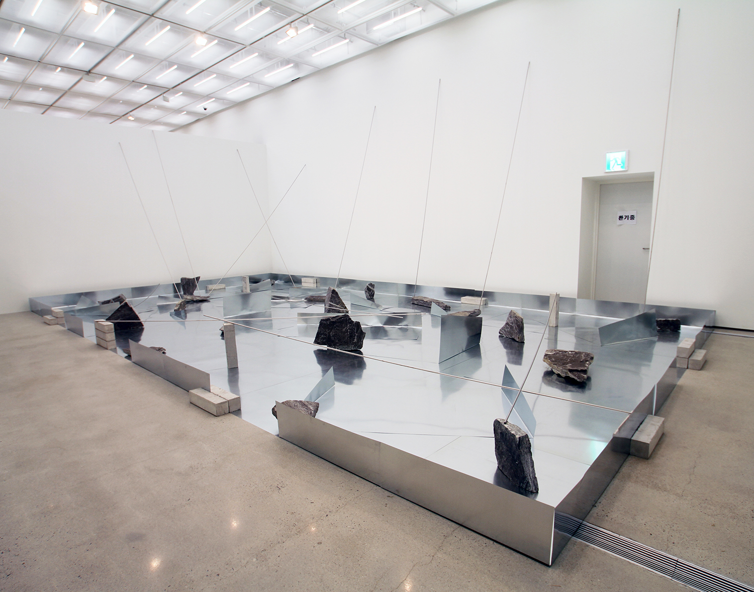 Separating Dependence , 1973/2013 依存差 ( Izonsa ) Zinc plates, steel bars, concrete blocks, stones 415 x 1026 x 568 cm Installation view, Connecting_Unfolding , National Museum of Modern and Contemporary Art, Seoul, 2013 Photo: Tsuyoshi Satoh