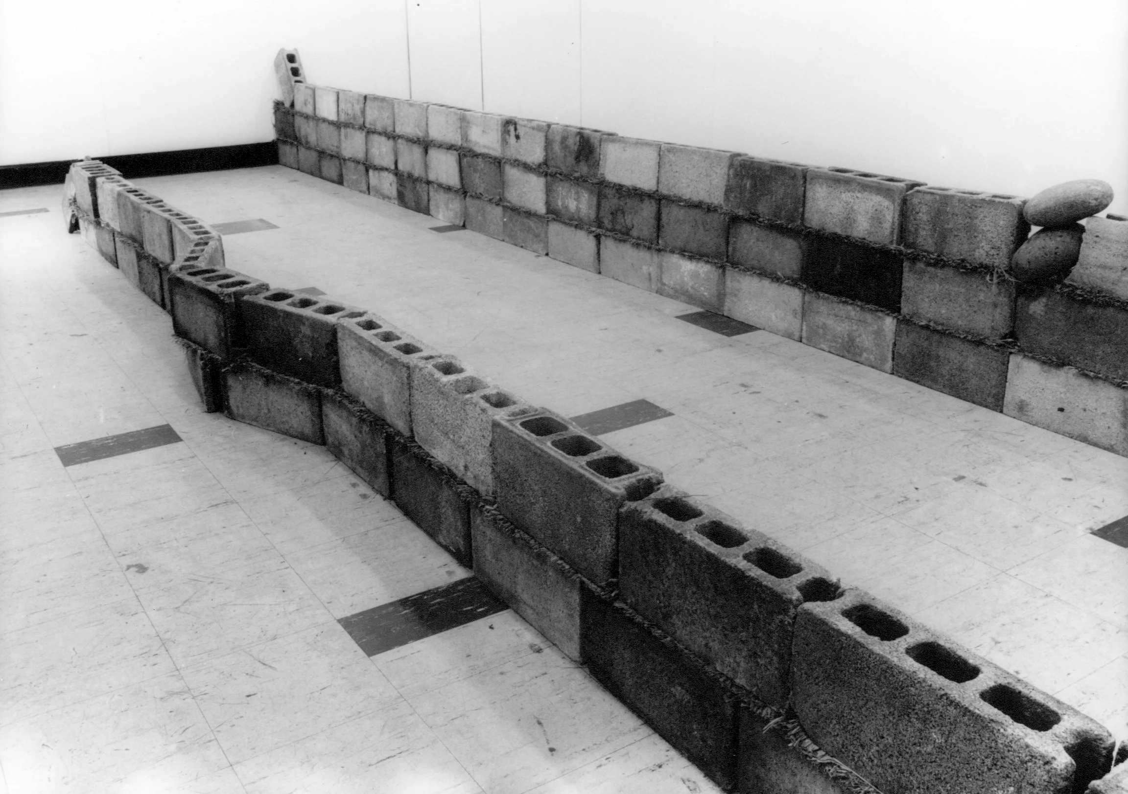 Units of Dependency , 1974 依存位 ( Izon’i ) Concrete blocks, grass Dimensions variable Installation view, Tamura Gallery, Tokyo, 1974 Photo: Kishio Suga
