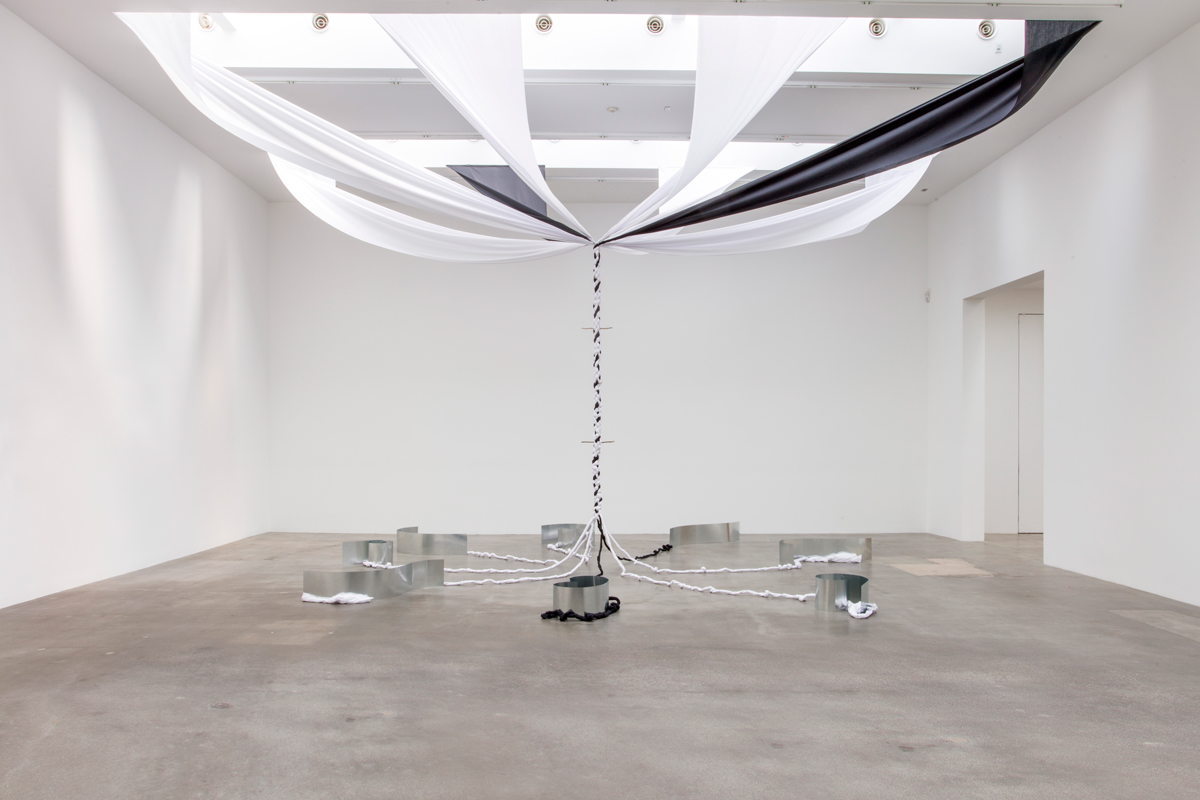 Critical Sections, 1984/2017 節の臨界 ( setsu no rinkai ) Cloth, sticks, zinc plates Dimensions variable Installation view, Blum & Poe, Los Angeles, 2017 Photo: Joshua White/JWPictures.com Courtesy Blum & Poe, Los Angeles / New York / Tokyo
