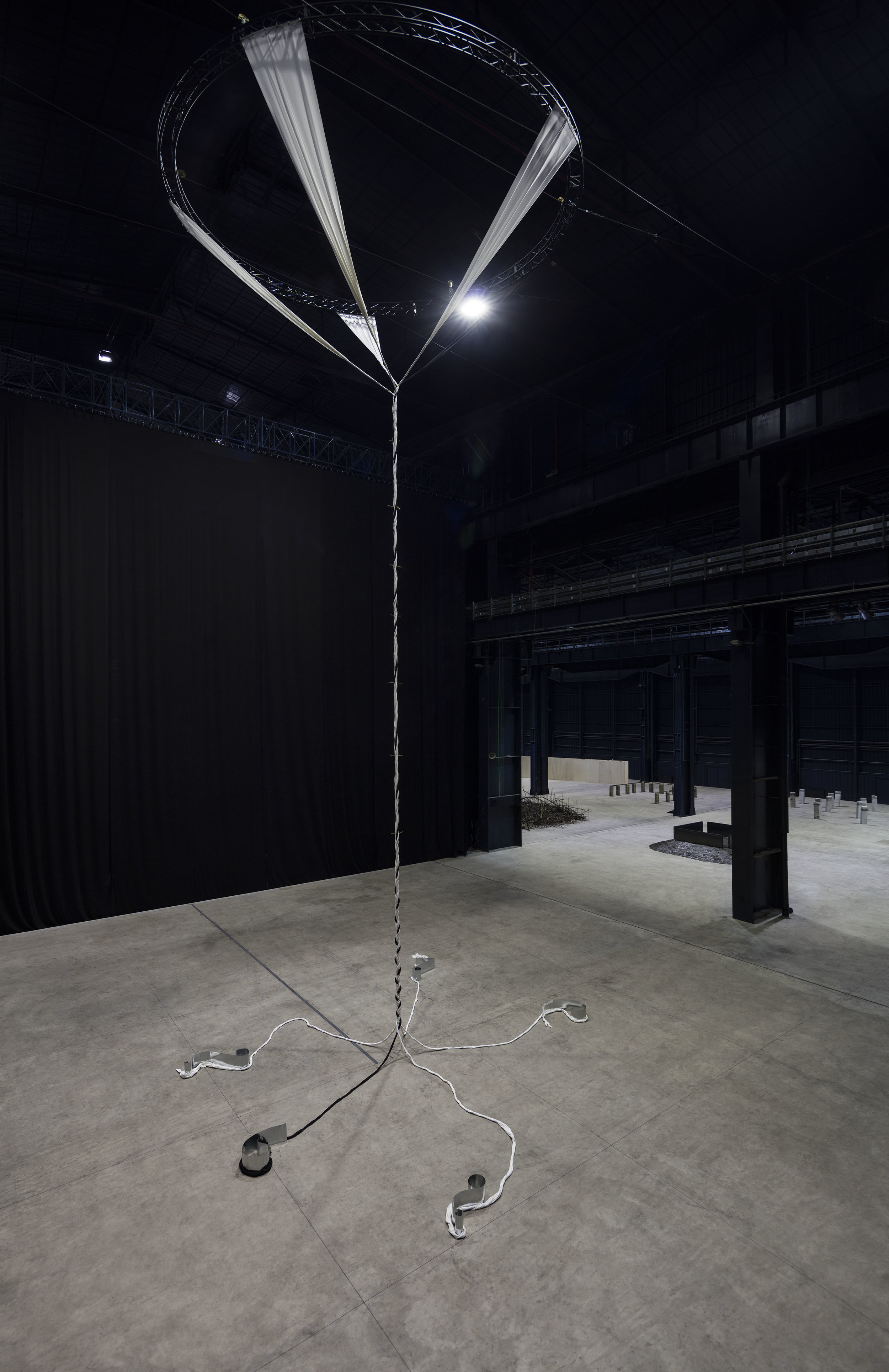 Critical Sections , 1984/2016 節の臨界 ( setsu no rinkai ) Cloth, twigs, zinc plates Installation view, Kishio Suga: Situations , Pirelli HangarBicocca, Milan, 2016 Photo: Agostino Osio; Courtesy Pirelli HangarBicocca, Milan