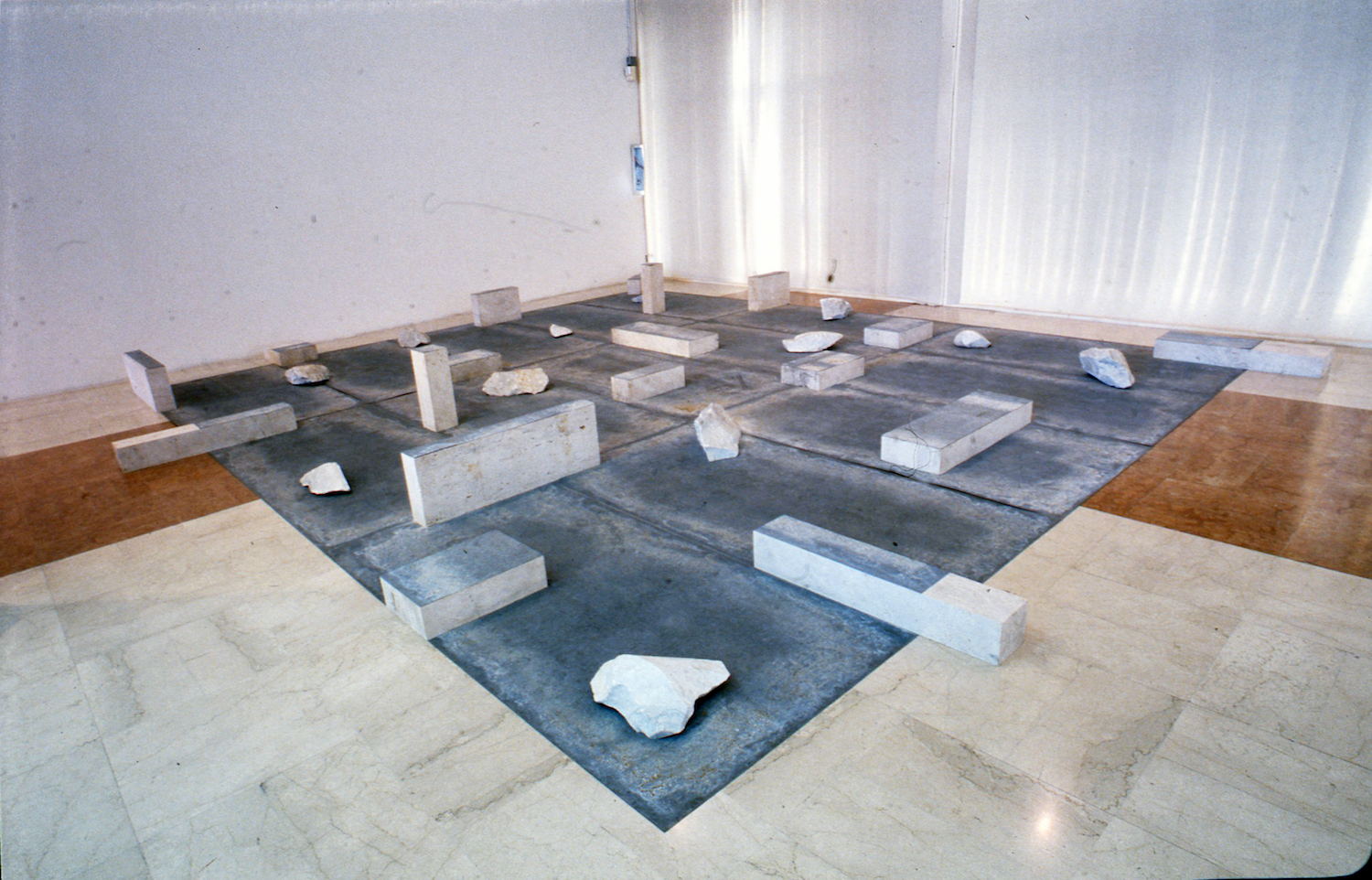 Gap of the Entrance to the Space , 1979/1992 界入差 ( Kainyūsa ) Zinc plates, stones Dimensions variable Installation view, Avanguardie giapponesi degli anni 70 , Galleria Comunale d’Arte Moderna di Bologna, 1992 Photo: Tsuyoshi Satoh