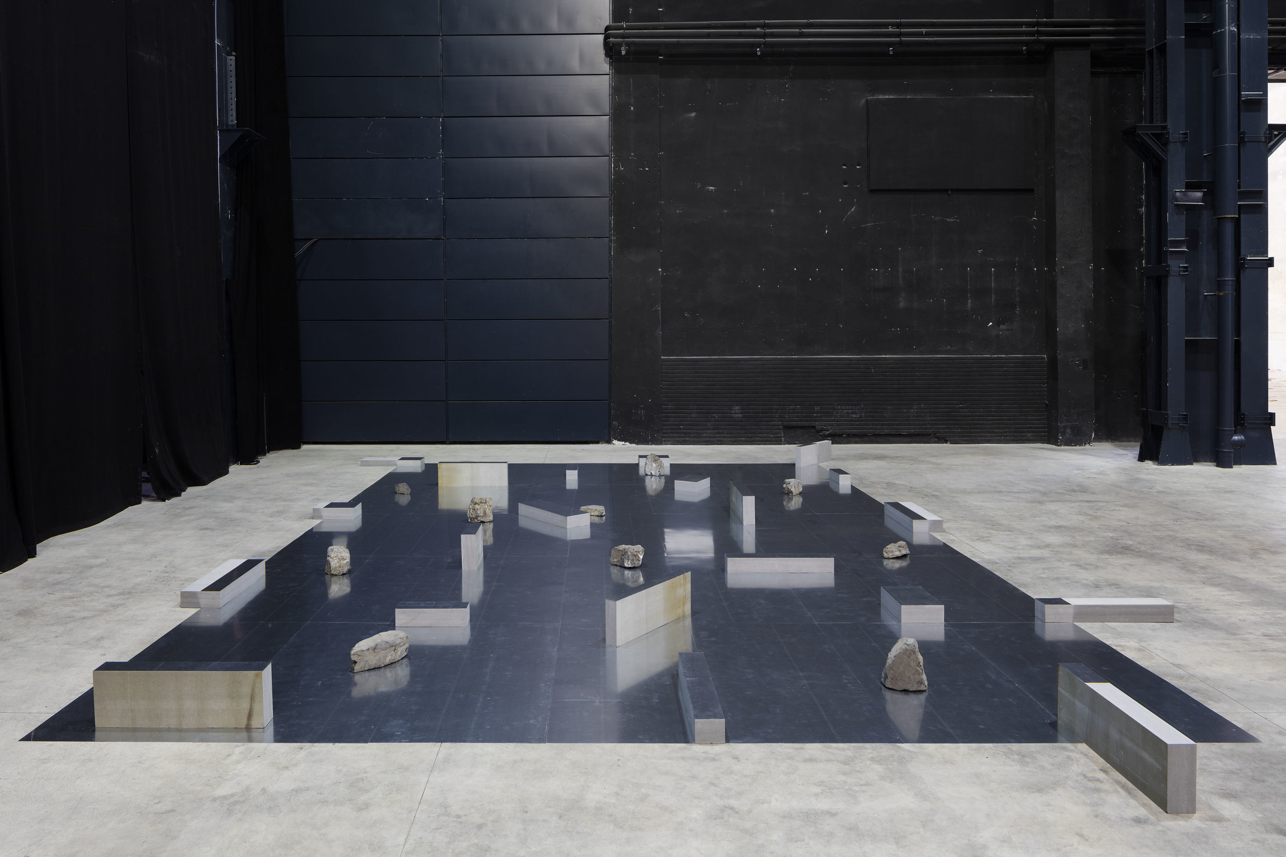 Gap of the Entrance to the Space , 1979/2016 界入差 ( Kainyūsa ) Zinc plates, stones 30 x 995 x 718 cm Installation view, Kishio Suga: Situations , Pirelli HangarBicocca, Milan, 2016 Photo: Agostino Osio; Courtesy Pirelli HangarBicocca, Milan