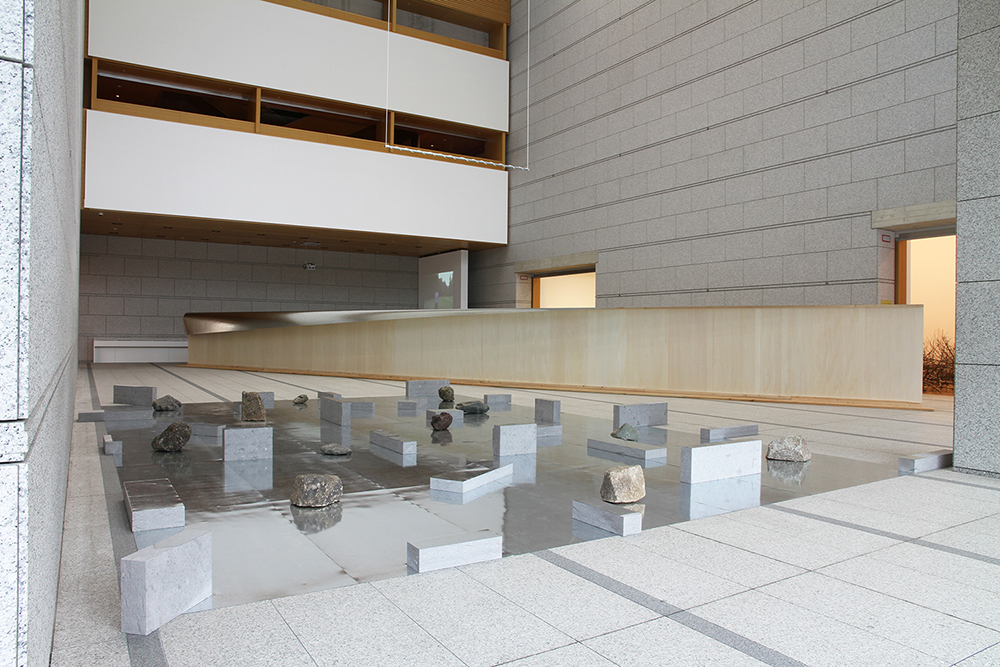 Gap of the Entrance to the Space , 1979/2015 界入差 ( Kainyūsa ) Zinc plates, stones Dimensions variable Installation view, Kishio Suga: Situated Latency , Museum of Contemporary Art, Tokyo, 2015 Photo: Tsuyoshi Satoh