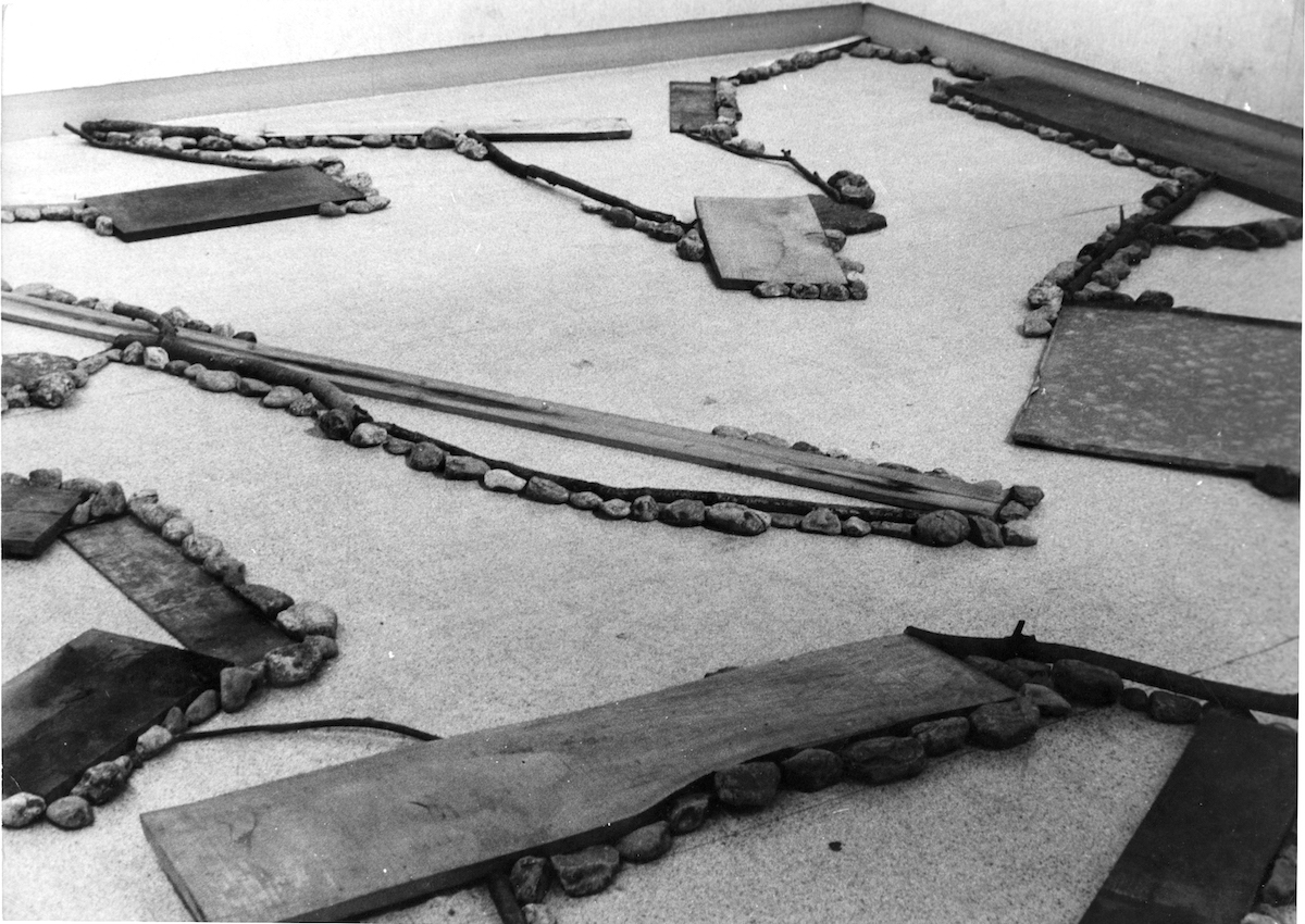 Matter and Location , 1980 事位 ( Ji’i ) Wood, branches, paper, zinc plate, stones Dimensions variable Installation view, Gallery Saiensu, Morioka, 1980 Courtesy of Gallery Saiensu, Morioka