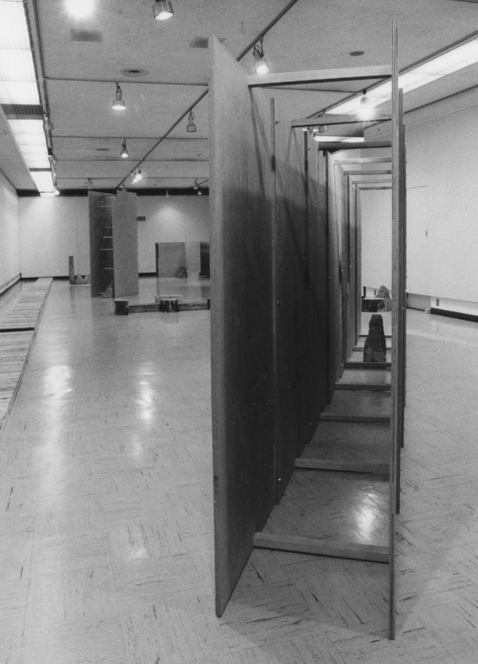 Exposed Realm , 1986 露界 ( Rokai ) Wood, plywood, stones Installation view, The 22nd Artists Today ’86: Apocalypse in Contemporary Art I — From the Depth of Soul , Yokohama Civic Art Gallery, 1986. Photo: Tsuyoshi Satoh