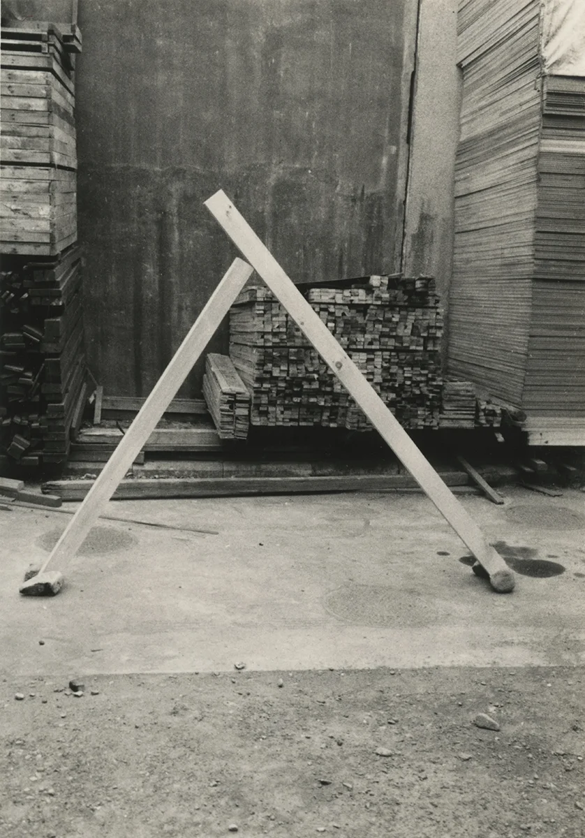 Diagonal Phase , 1969 斜位相 ( Shaisō ) Wood, stones Dimensions variable Installation view at Fujimicho Atelier, Yokohama, 1969 Photo: Kishio Suga