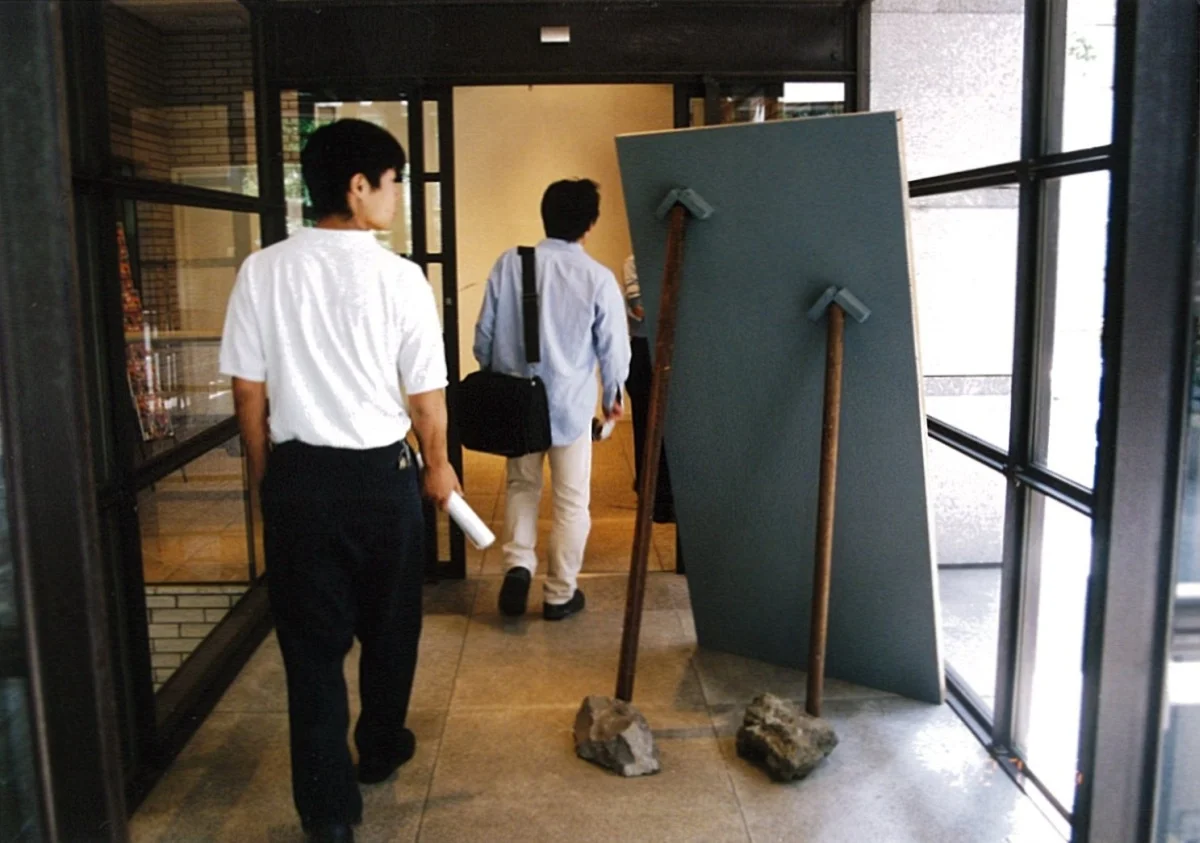 Diagonal Phase , 1969/1995 斜位相 ( Shaisō ) Wood, stones Dimensions variable Installation view, Japanese Culture: The Fifty Postwar Years , Meguro Museum of Art, Tokyo, 1995 Courtesy Meguro Museum of Art, Tokyo,