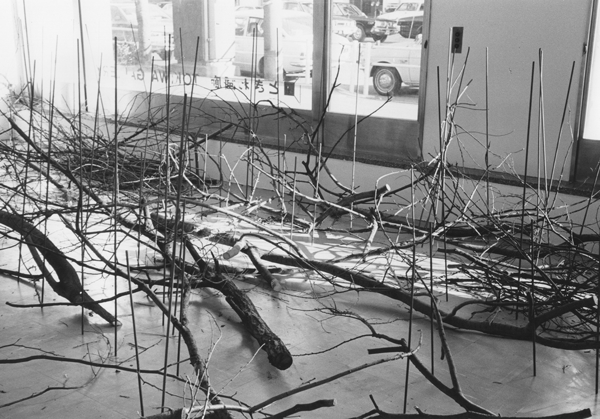 Condition of Situated Units , 1975 位況 ( Ikyō ) Branches, metal rods Dimensions variable Installation view, Tokiwa Gallery, Tokyo, 1975 Photo: Kishio Suga
