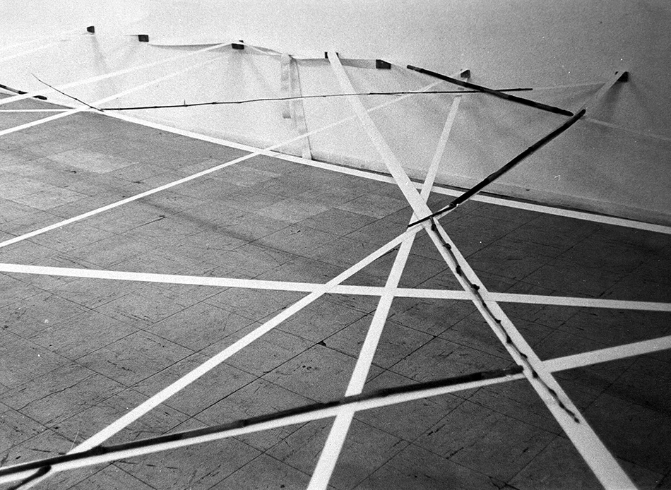 Spatial Discrepancy , 1976 界差 ( Kaisa ) Elastic fabric, bamboo Dimensions variable Installation view, Maki Gallery, Tokyo, 1976 Photo: Kishio Suga